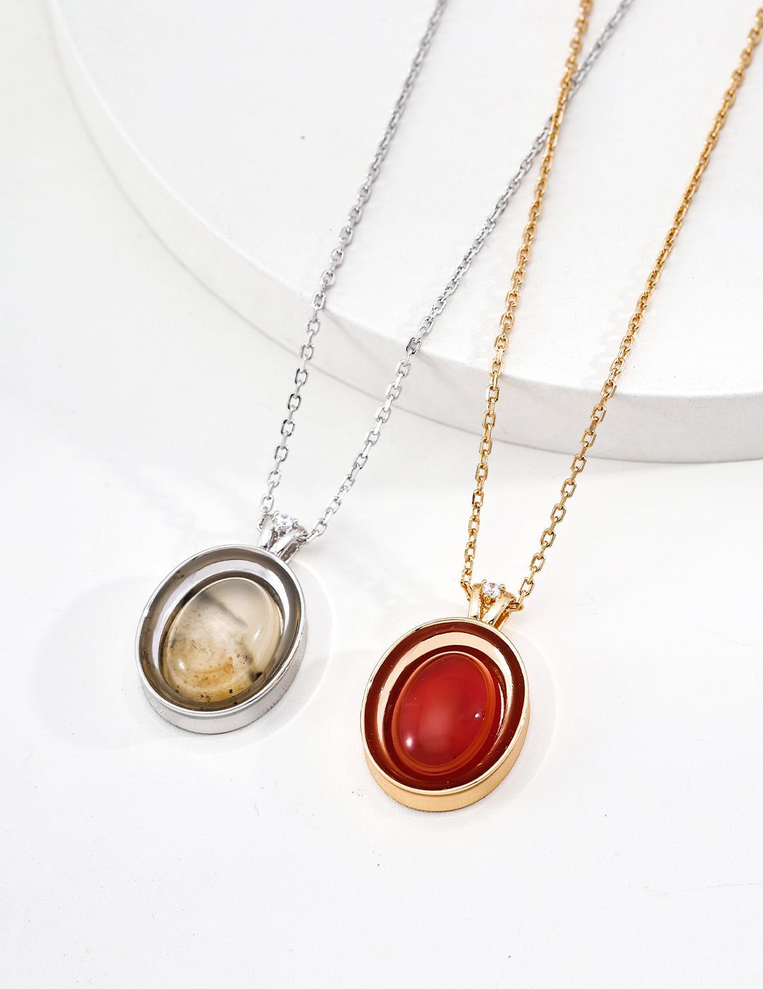SENLORE Minimalist Oval Necklace – Lifestyle Shot