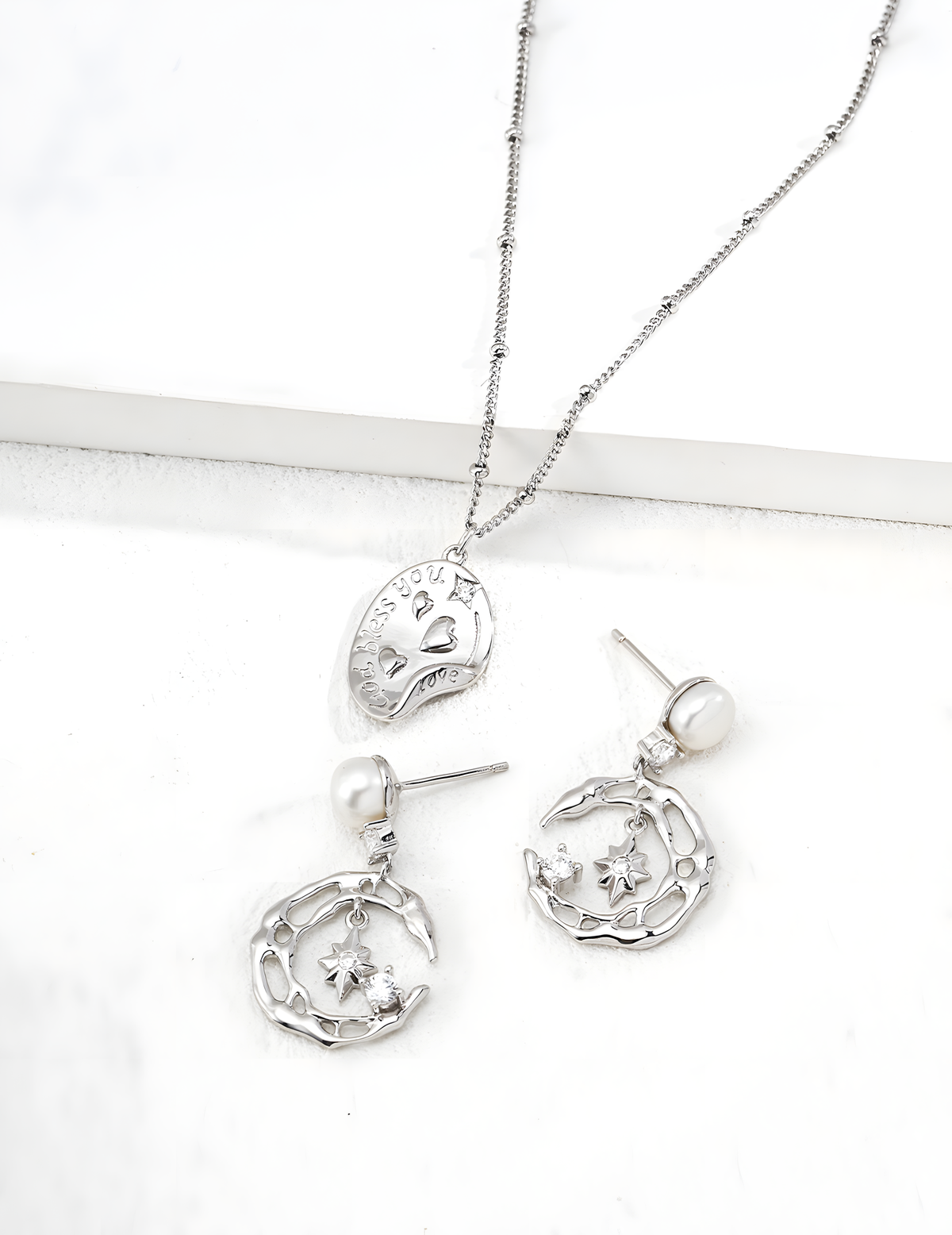 SENLORE Curved Edge Tag Necklace – Lifestyle Shot