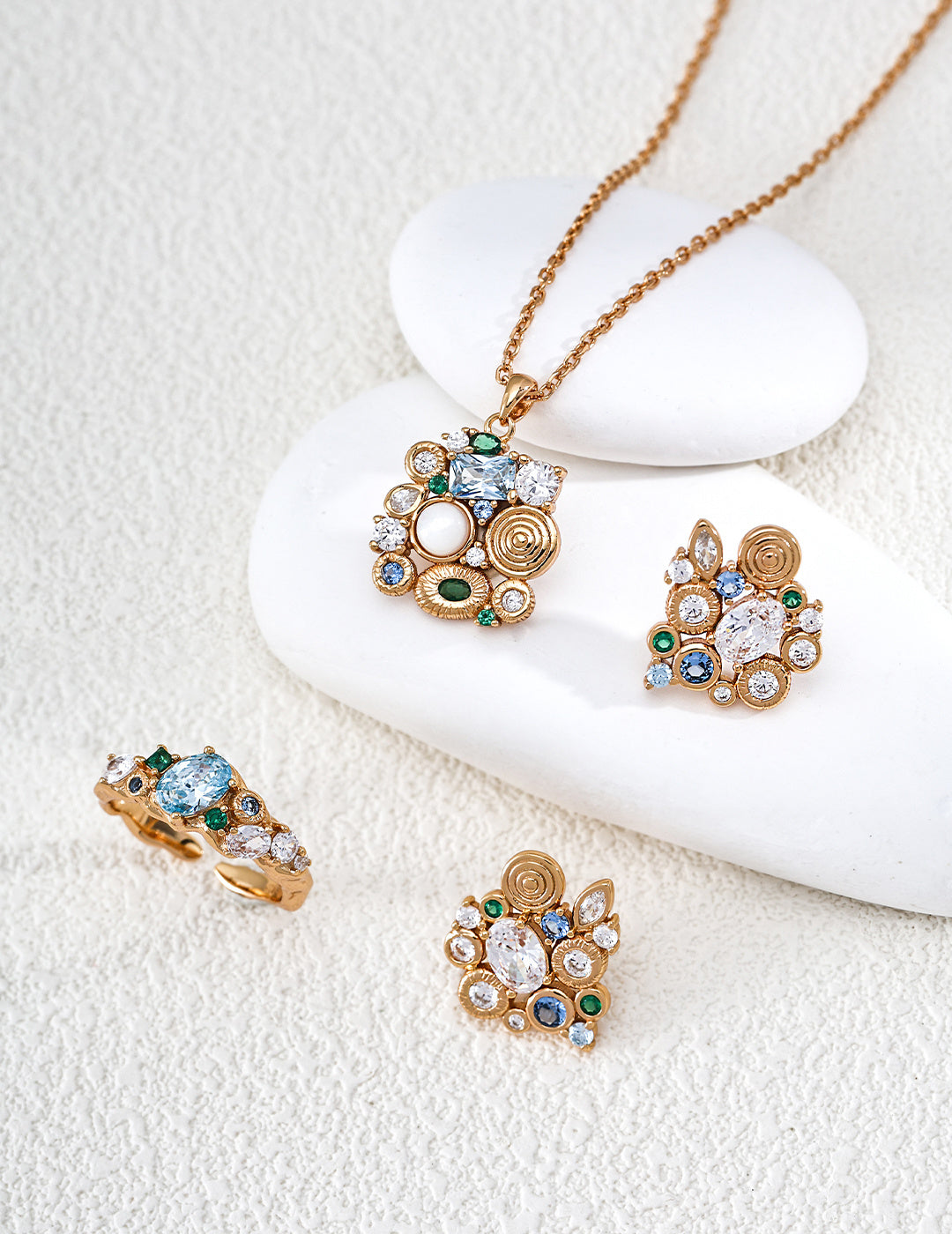 SENLORE Lush Forest Necklace – Lifestyle Shot