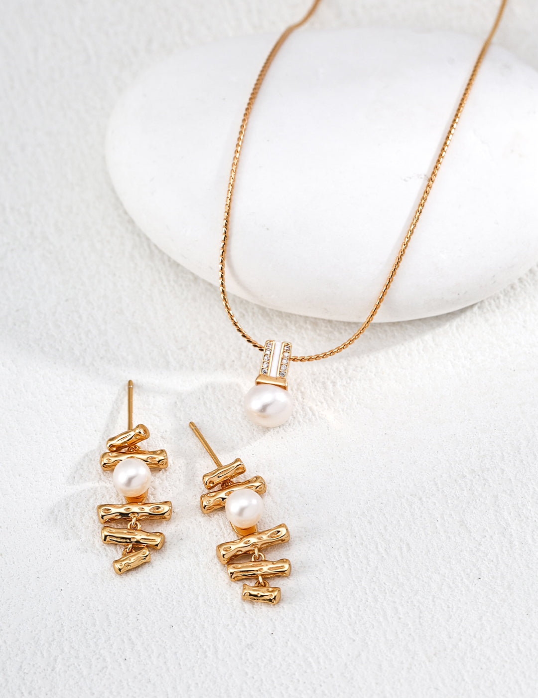 SENLORE Mini Bulb Pendant Necklace – Lifestyle Shot