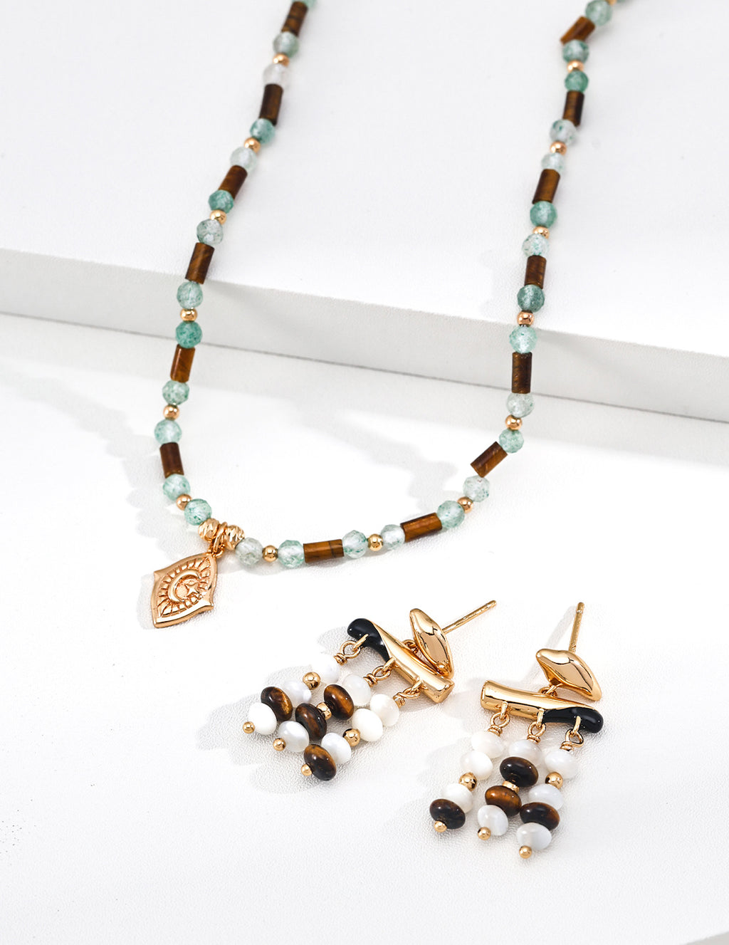 SENLORE Minimalist Turquoise Necklace – Lifestyle Shot