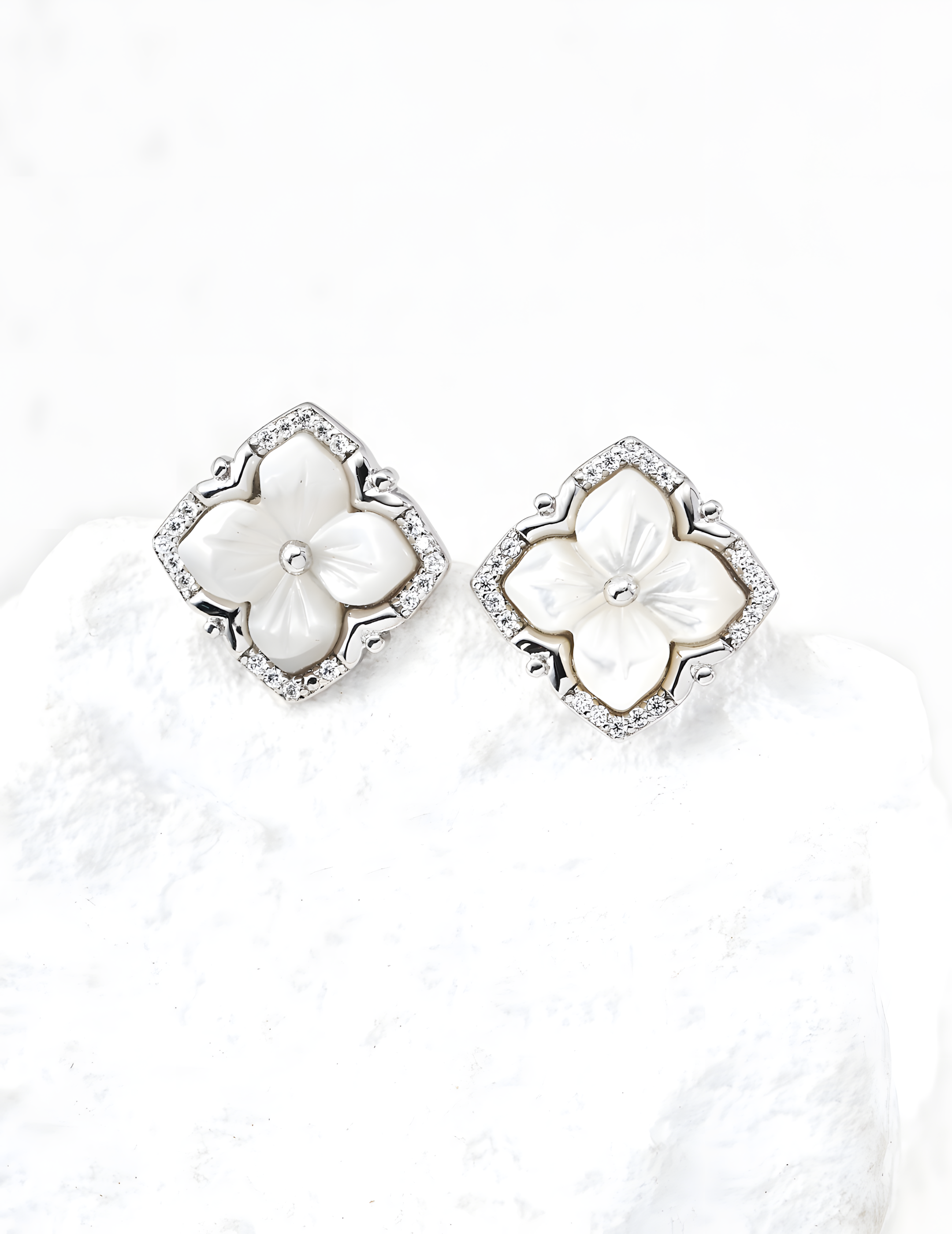 SENLORE Palace Style Clover Earrings – Detail Close-up
