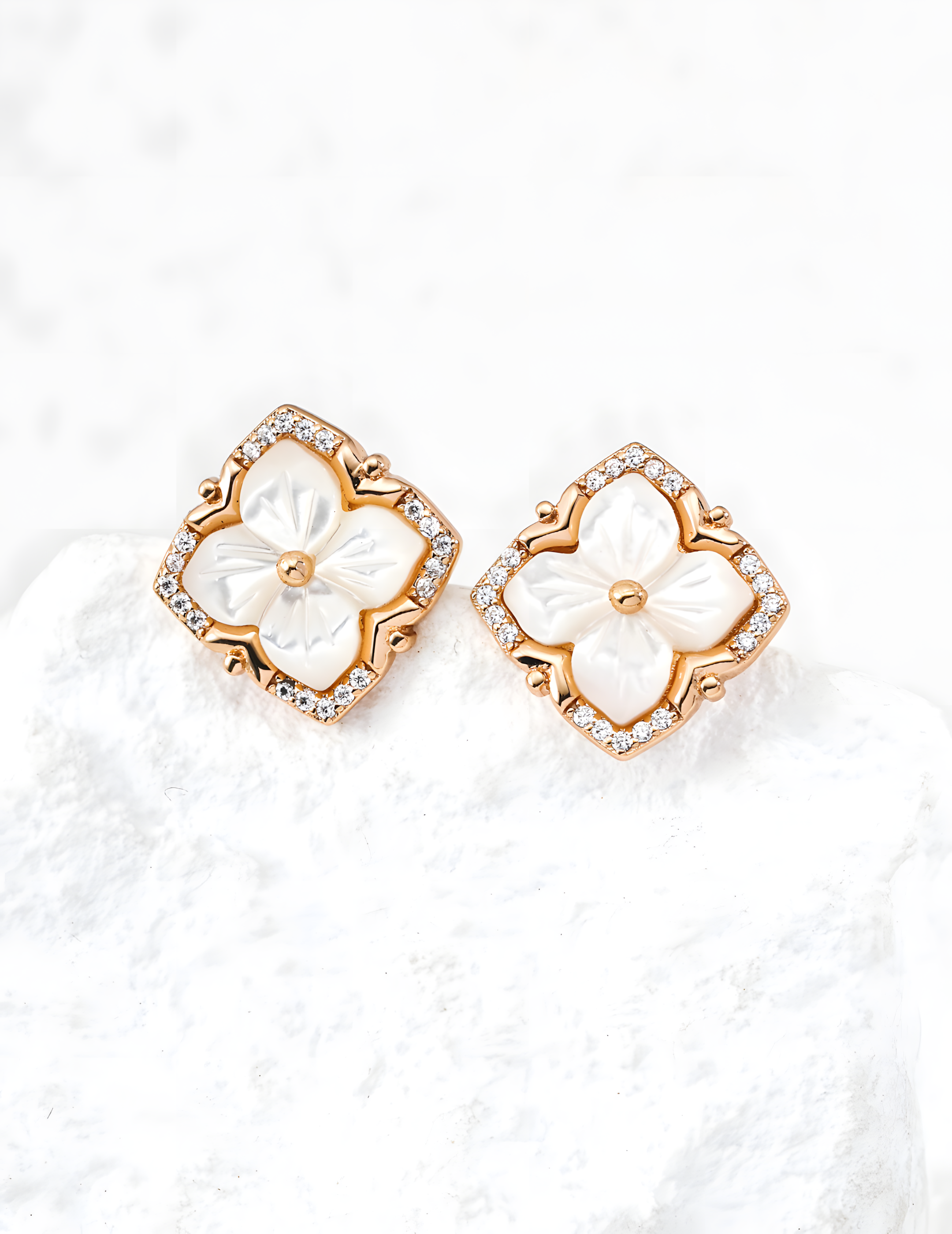 SENLORE Palace Style Clover Earrings – Side View