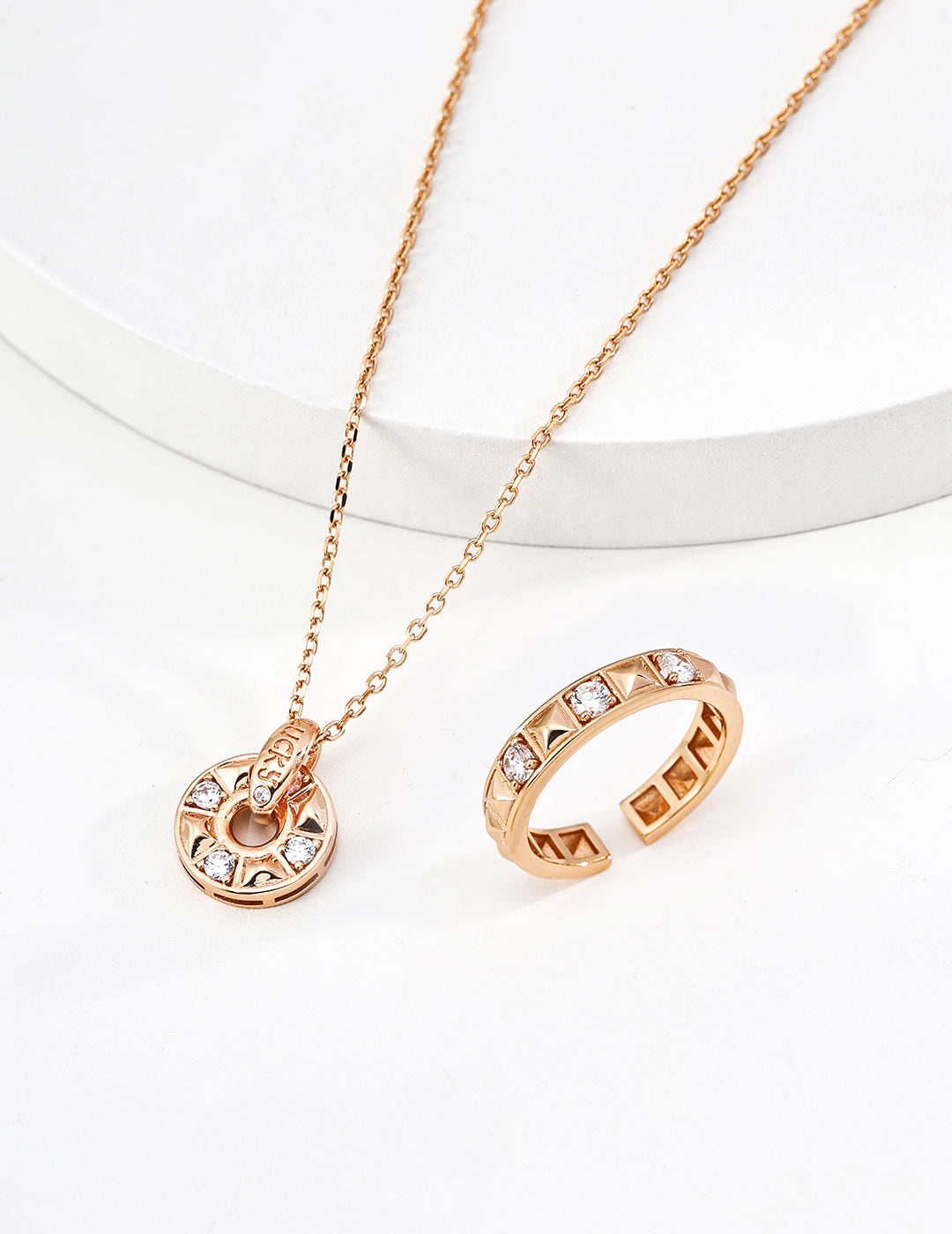 SENLORE Lucky Wheel Pendant Necklace – Front View