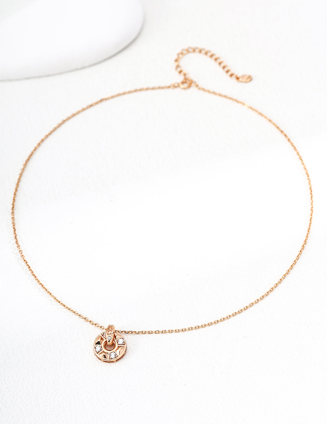 SENLORE Lucky Wheel Pendant Necklace – Detail Close-up