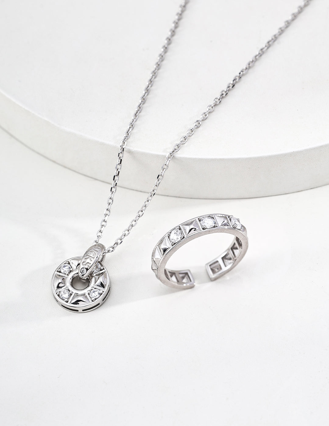 SENLORE Lucky Wheel Pendant Necklace – Lifestyle Shot