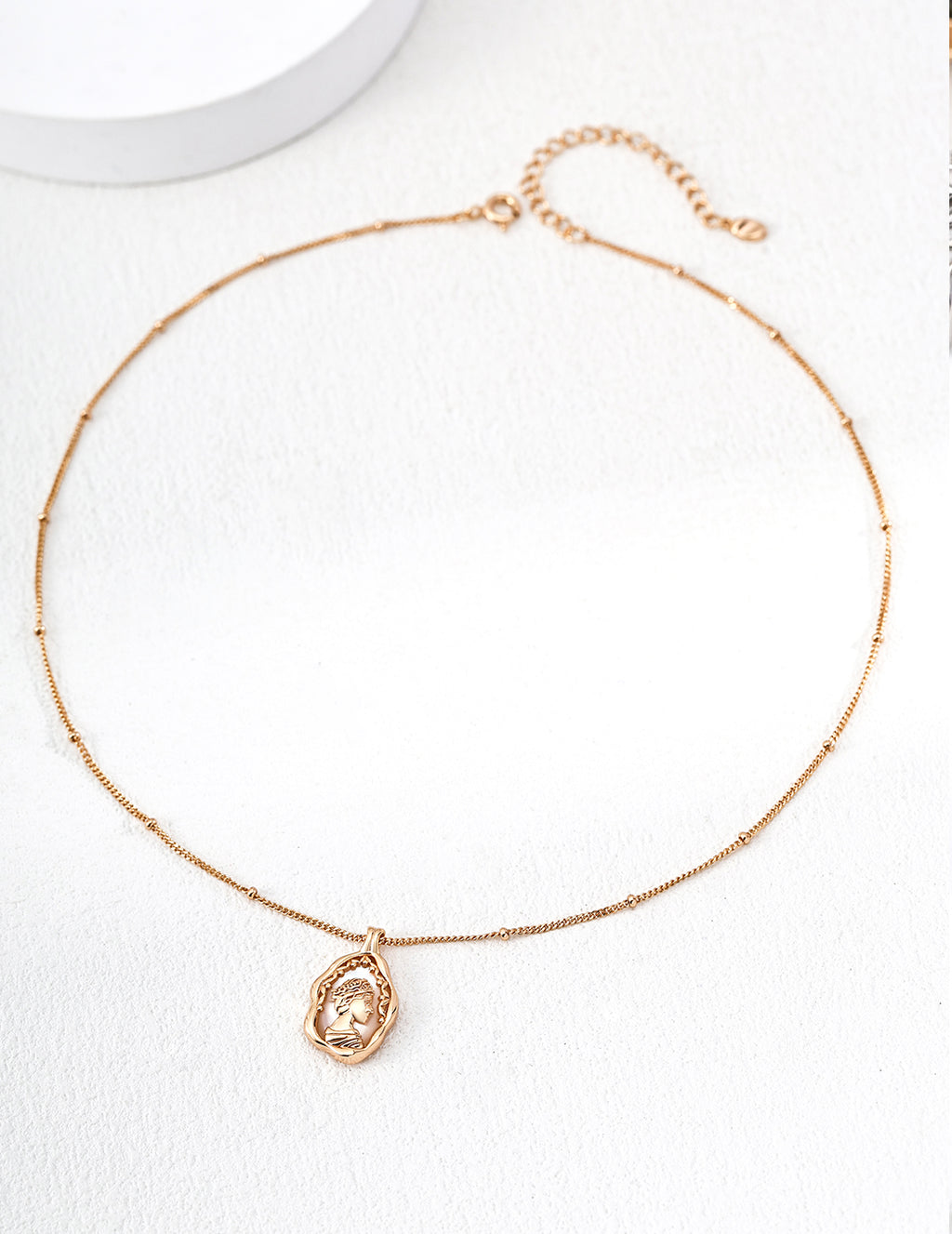 SENLORE Queen Mother-of-Pearl Necklace – Detail Close-up