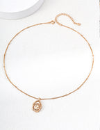 SENLORE Queen Mother-of-Pearl Necklace – Detail Close-up