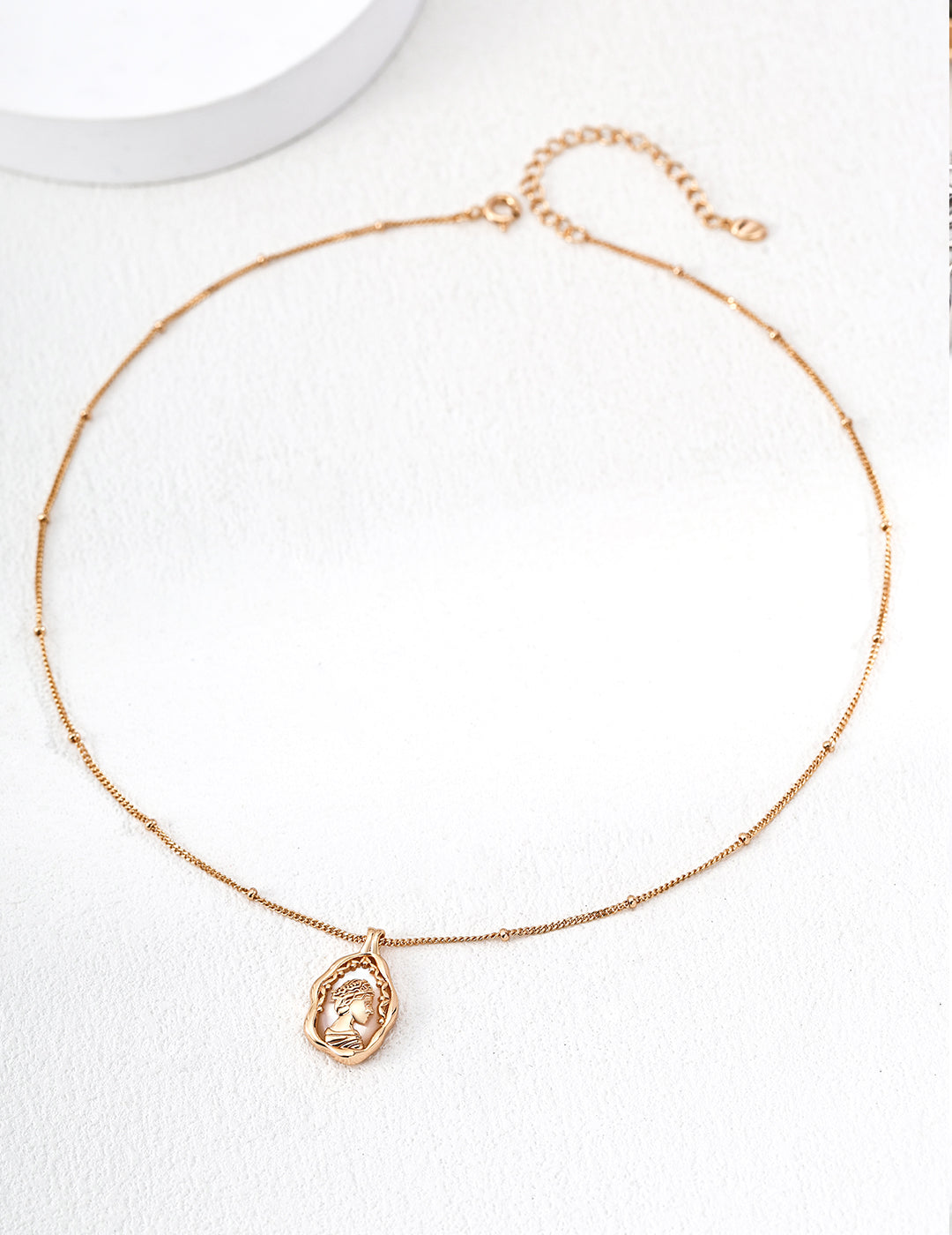 SENLORE Queen Mother-of-Pearl Necklace – Detail Close-up