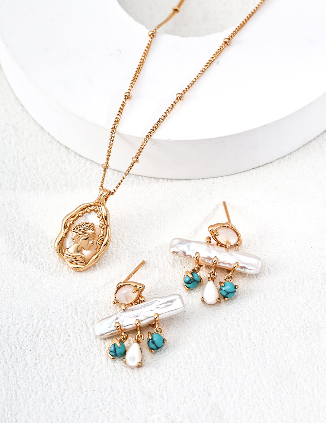 SENLORE Queen Mother-of-Pearl Necklace – Lifestyle Shot