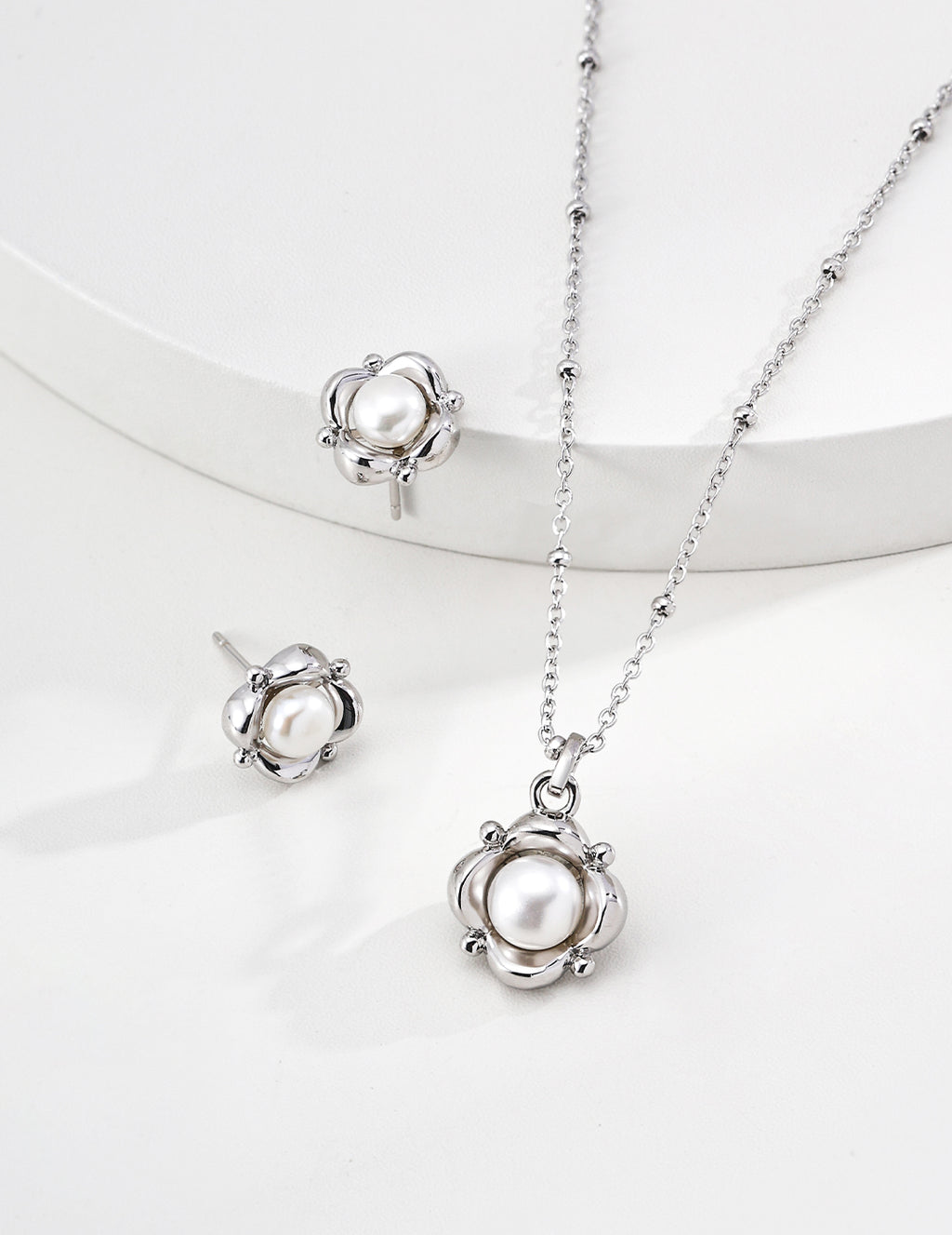 SENLORE Pearl Flower Necklace – Front View