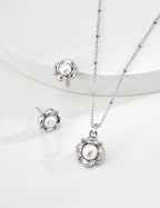 SENLORE Pearl Flower Necklace – Front View