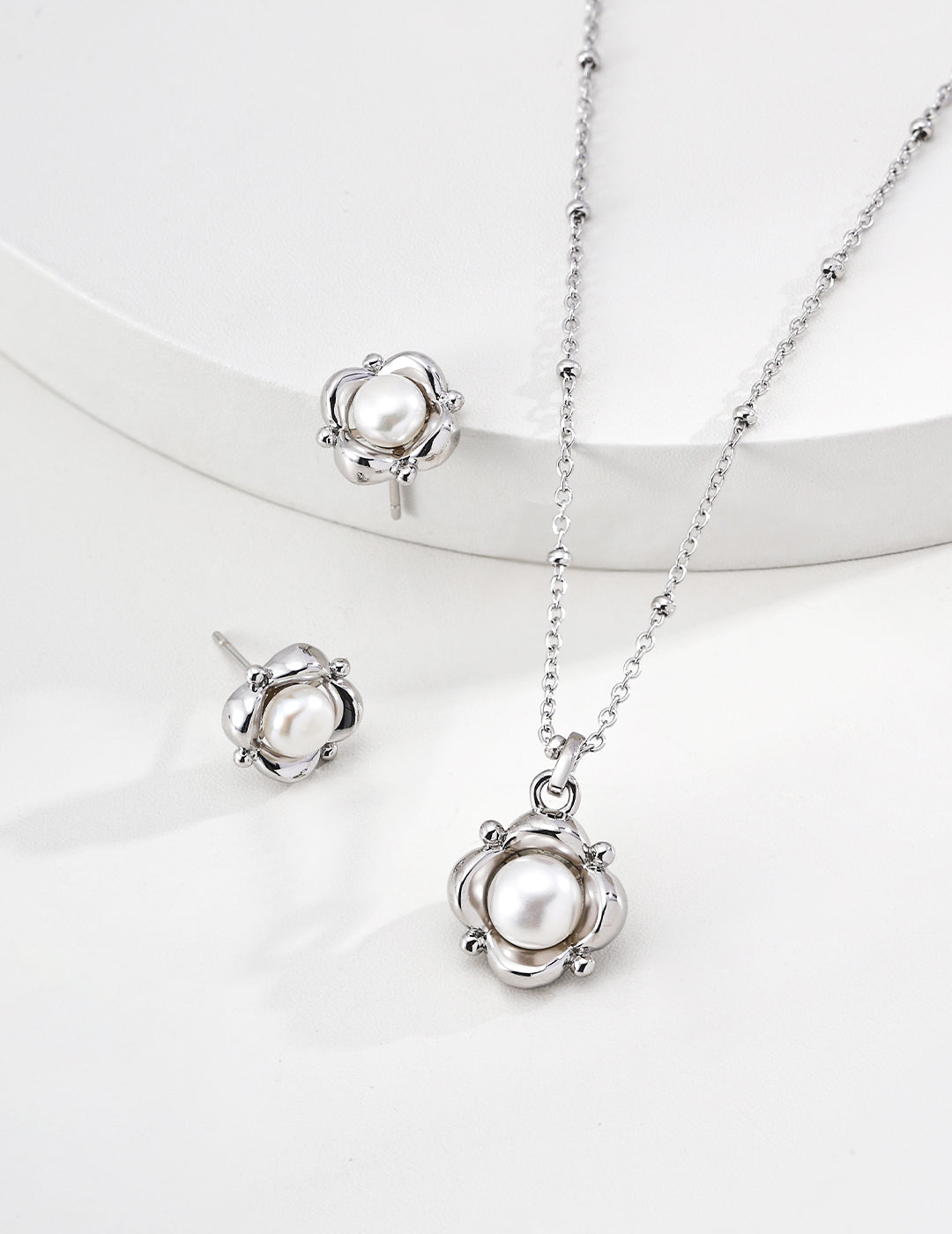 SENLORE Pearl Flower Necklace – Front View