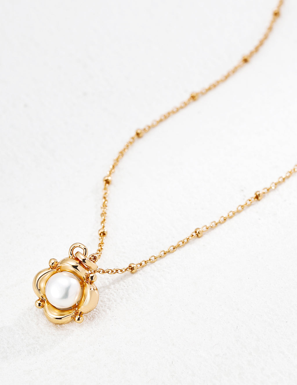 SENLORE Pearl Flower Necklace – Detail Close-up