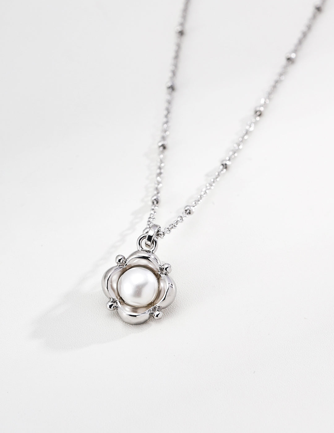 SENLORE Pearl Flower Necklace – Side View