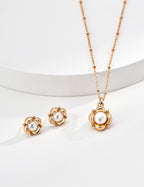 SENLORE Pearl Flower Necklace – Lifestyle Shot