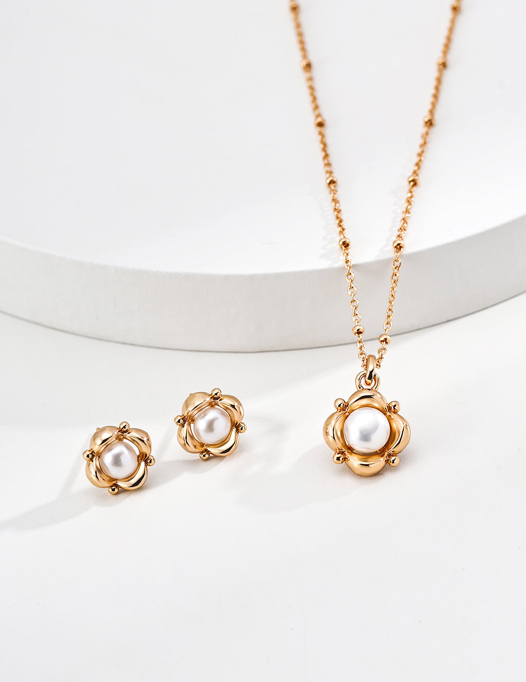 SENLORE Pearl Flower Necklace – Lifestyle Shot