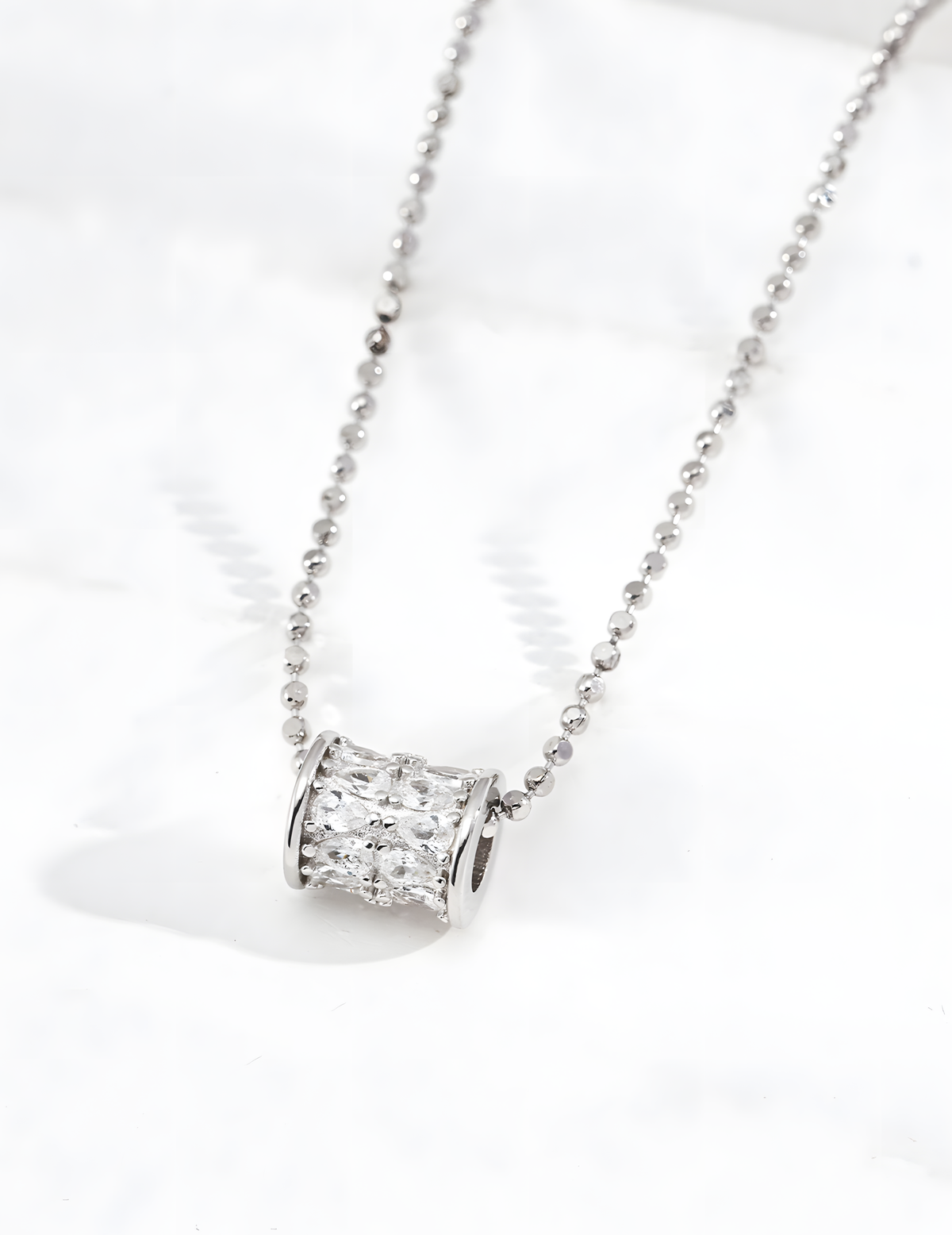 SENLORE Minimalist Zircon Necklace – Detail Close-up