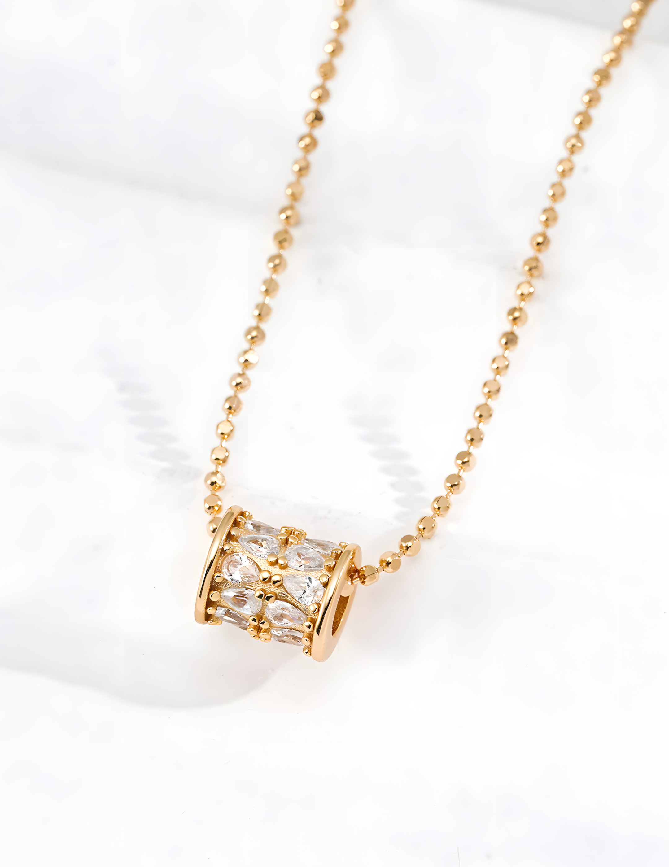 SENLORE Minimalist Zircon Necklace – Side View