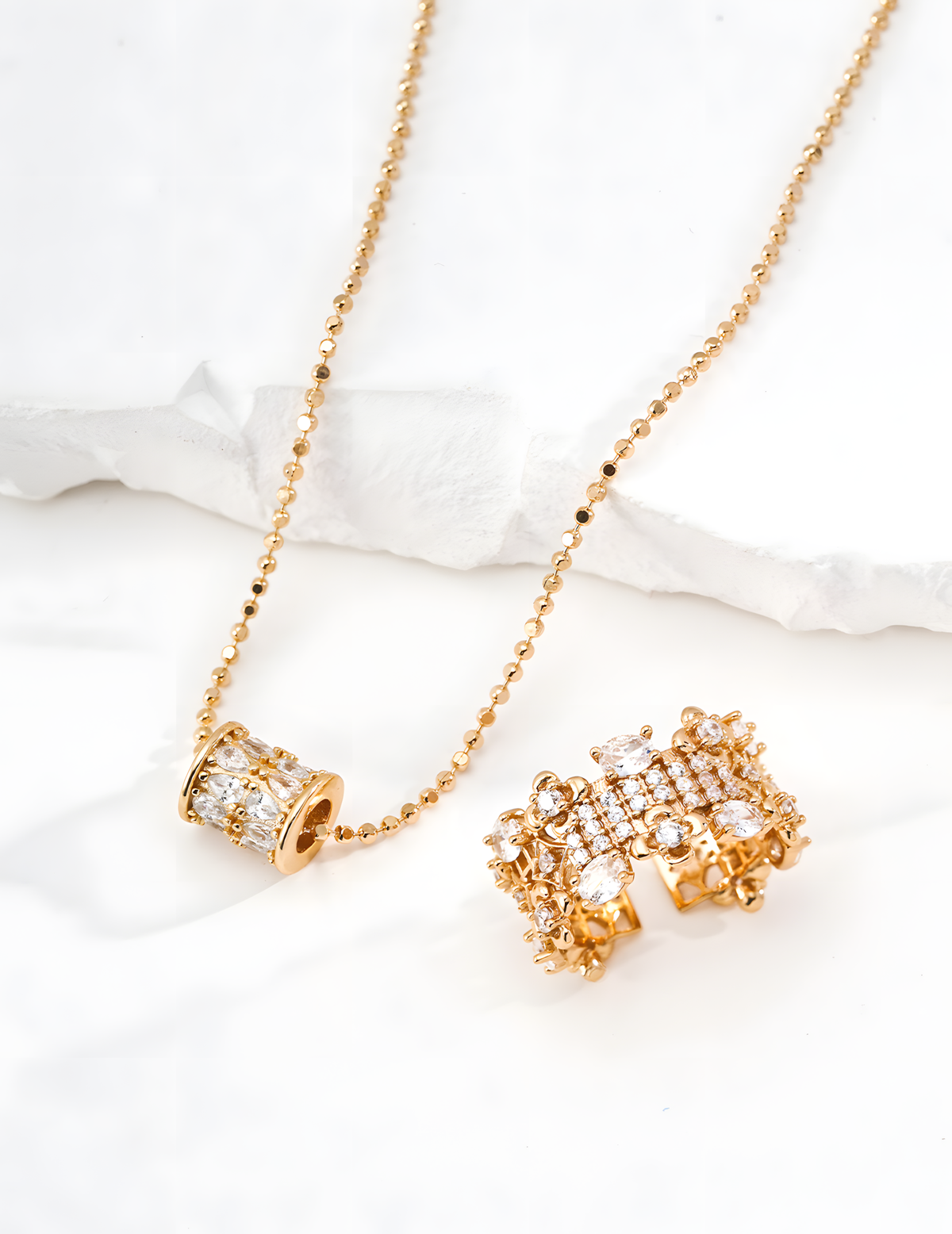 SENLORE Minimalist Zircon Necklace – Lifestyle Shot