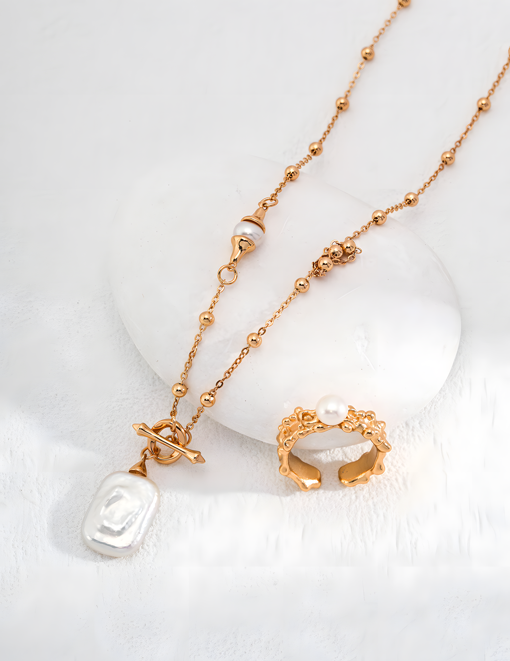 SENLORE Minimalist Pearl Necklace – Lifestyle Shot