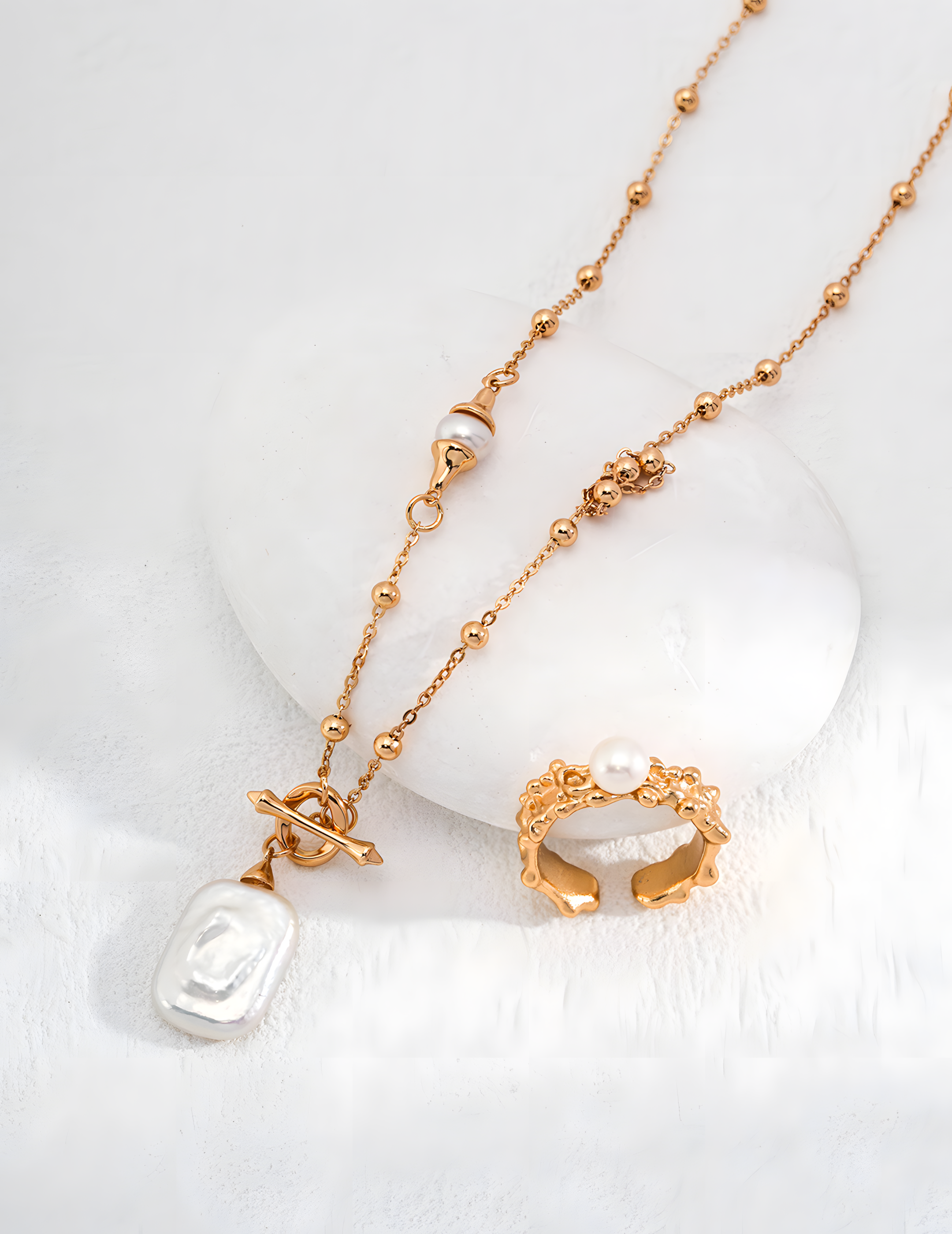 SENLORE Minimalist Pearl Necklace – Lifestyle Shot