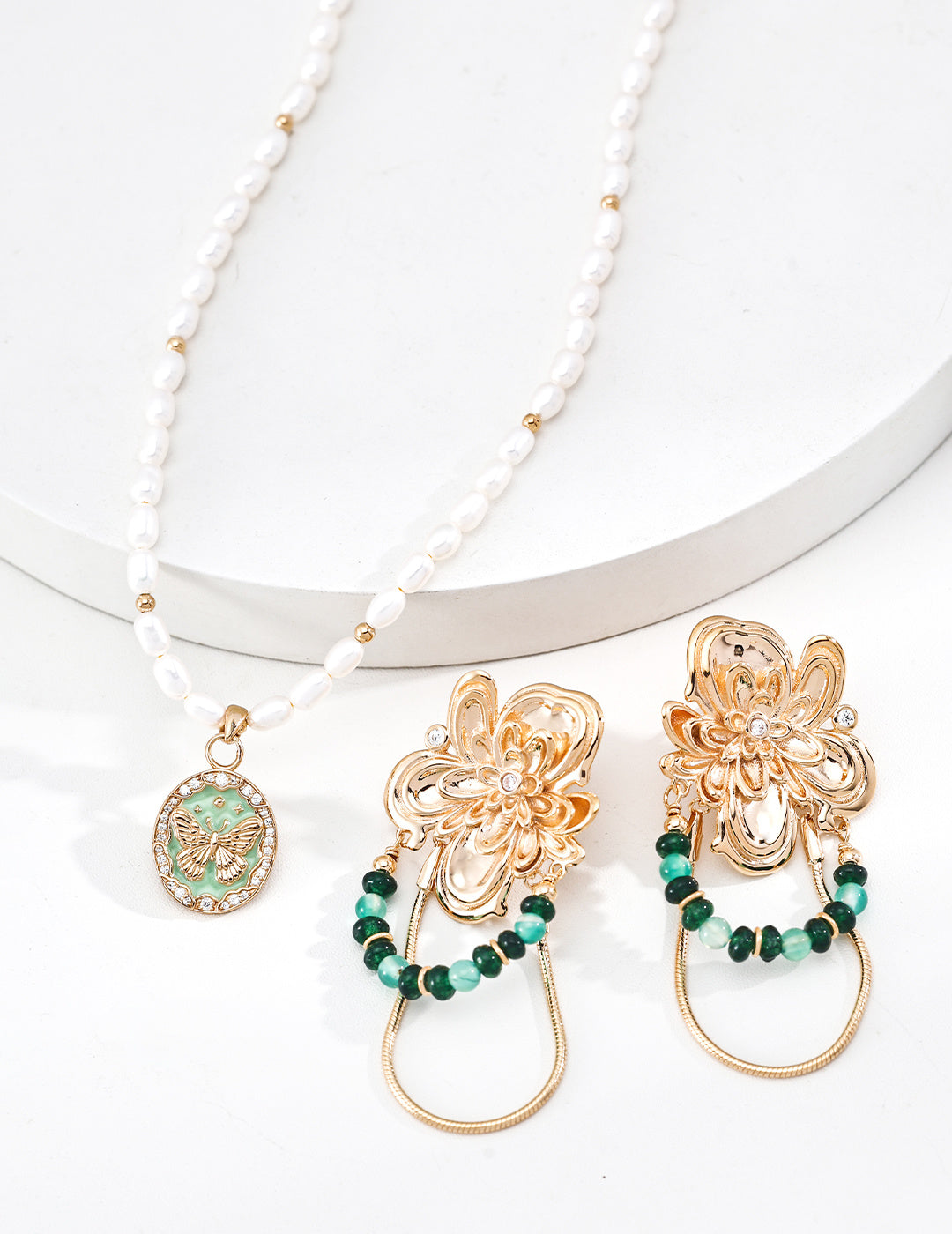 SENLORE Butterfly Pearl Necklace – Detail Close-up