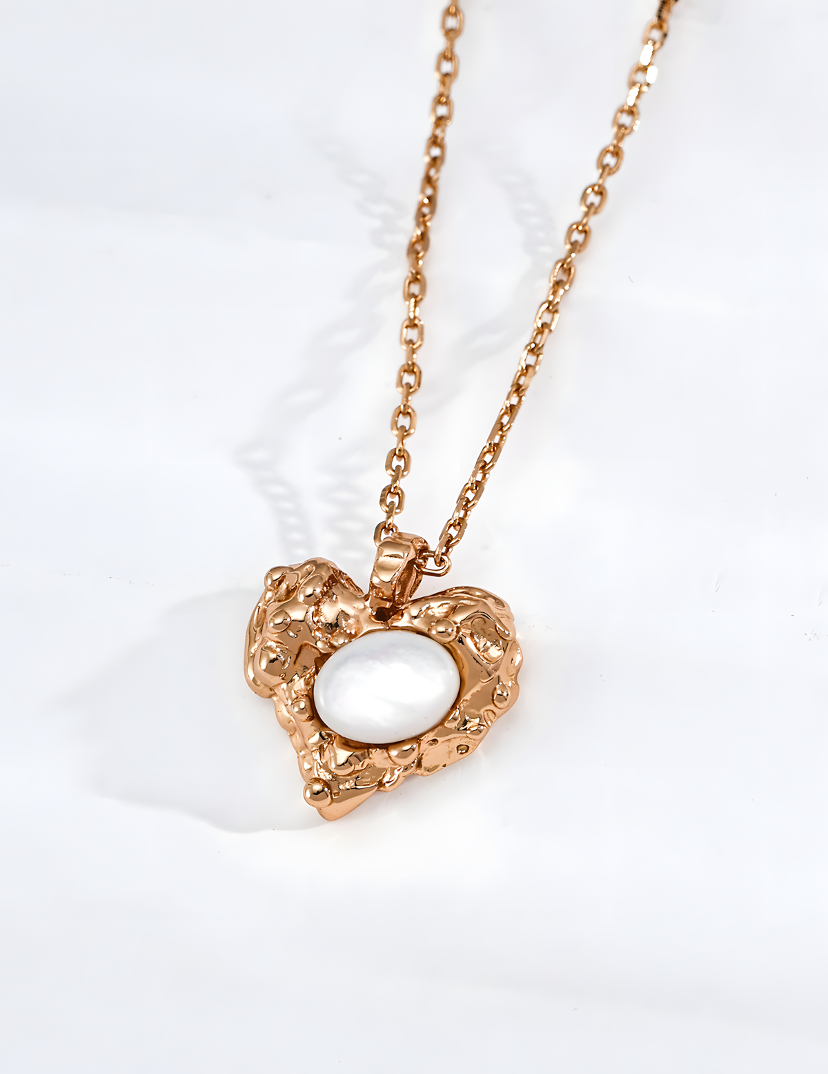 SENLORE Vintage Mother-of-Pearl Necklace – Detail Close-up