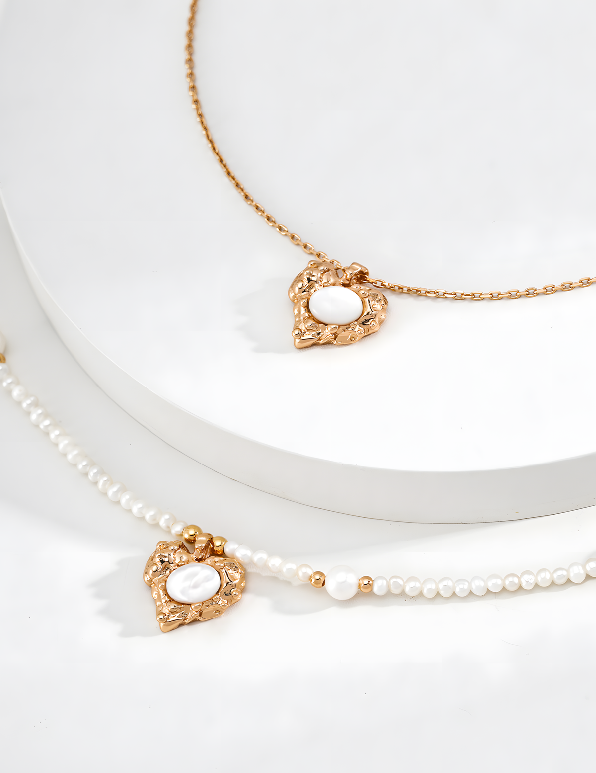 SENLORE Vintage Mother-of-Pearl Necklace – Lifestyle Shot