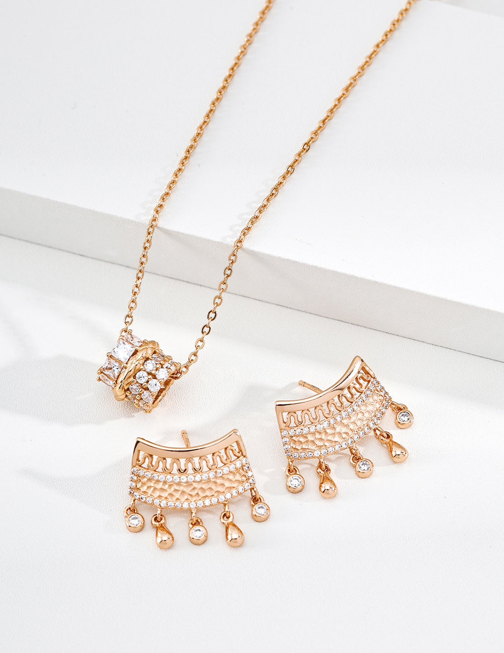 SENLORE Galaxy Zircon Bead Necklace – Lifestyle Shot