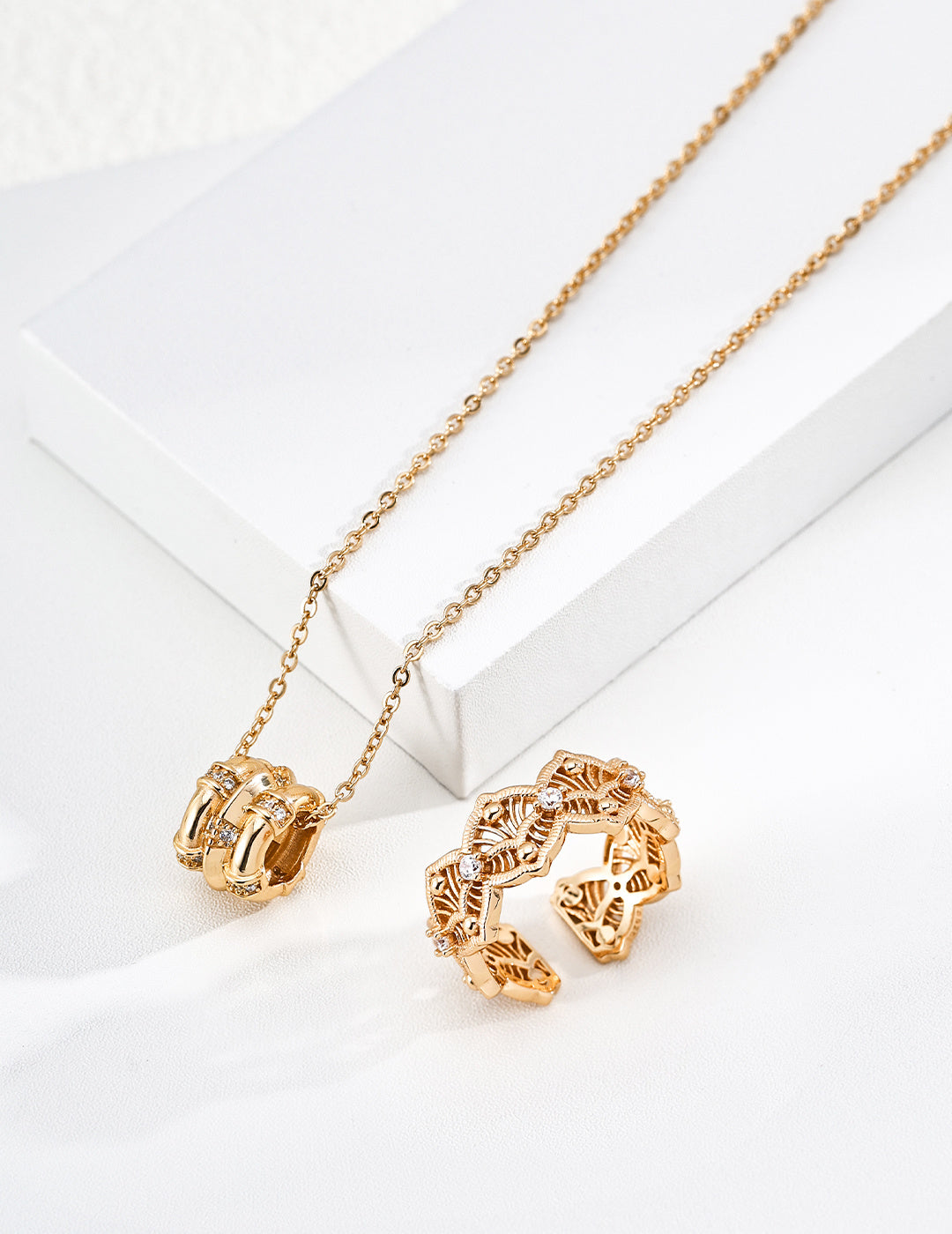 SENLORE Rotating Star Wheel Necklace – Front View