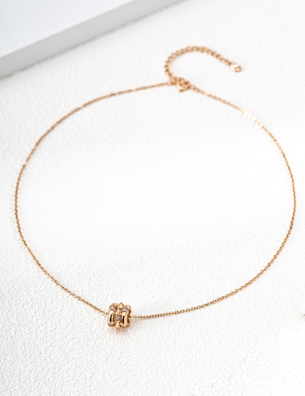 SENLORE Rotating Star Wheel Necklace – Detail Close-up