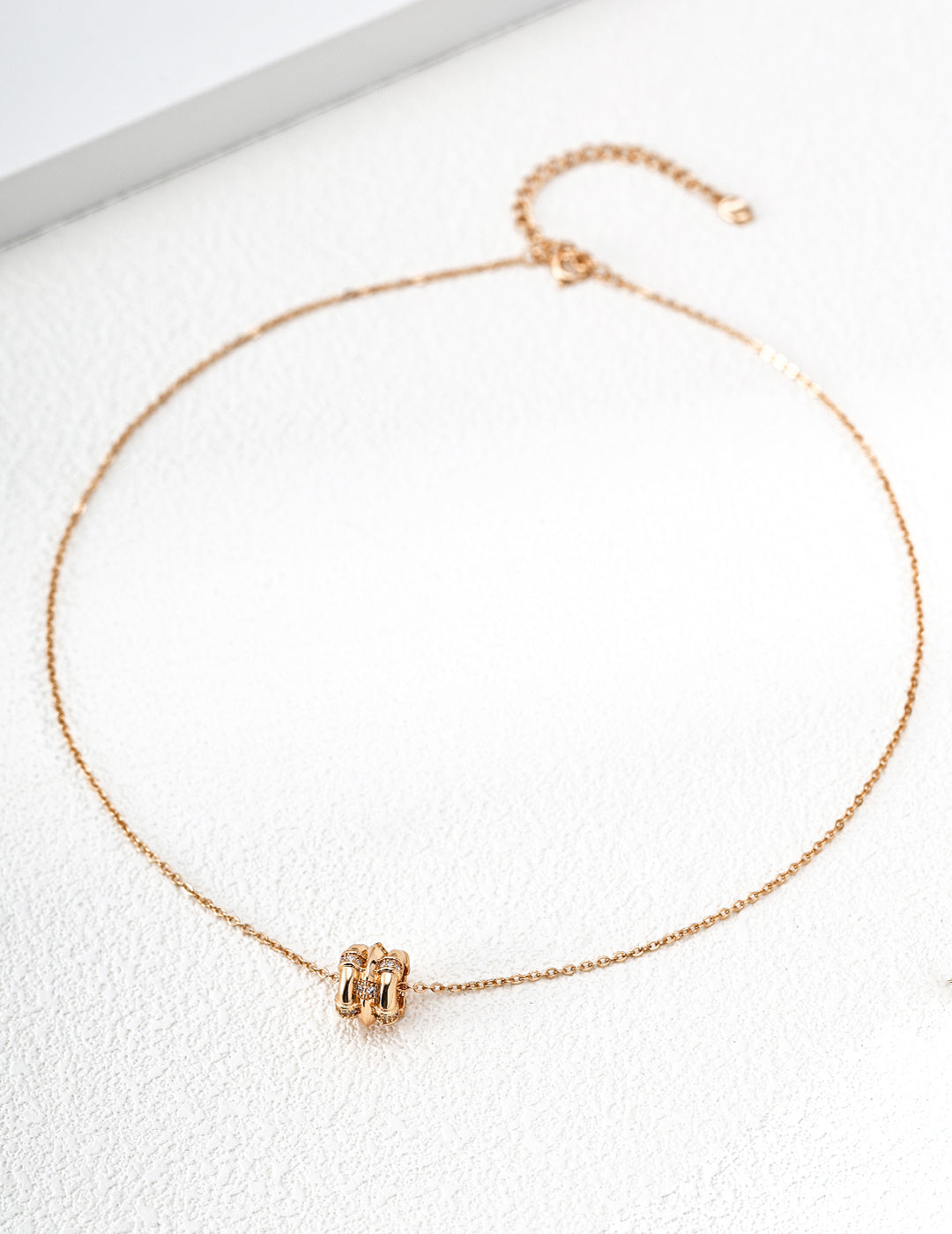 SENLORE Rotating Star Wheel Necklace – Detail Close-up