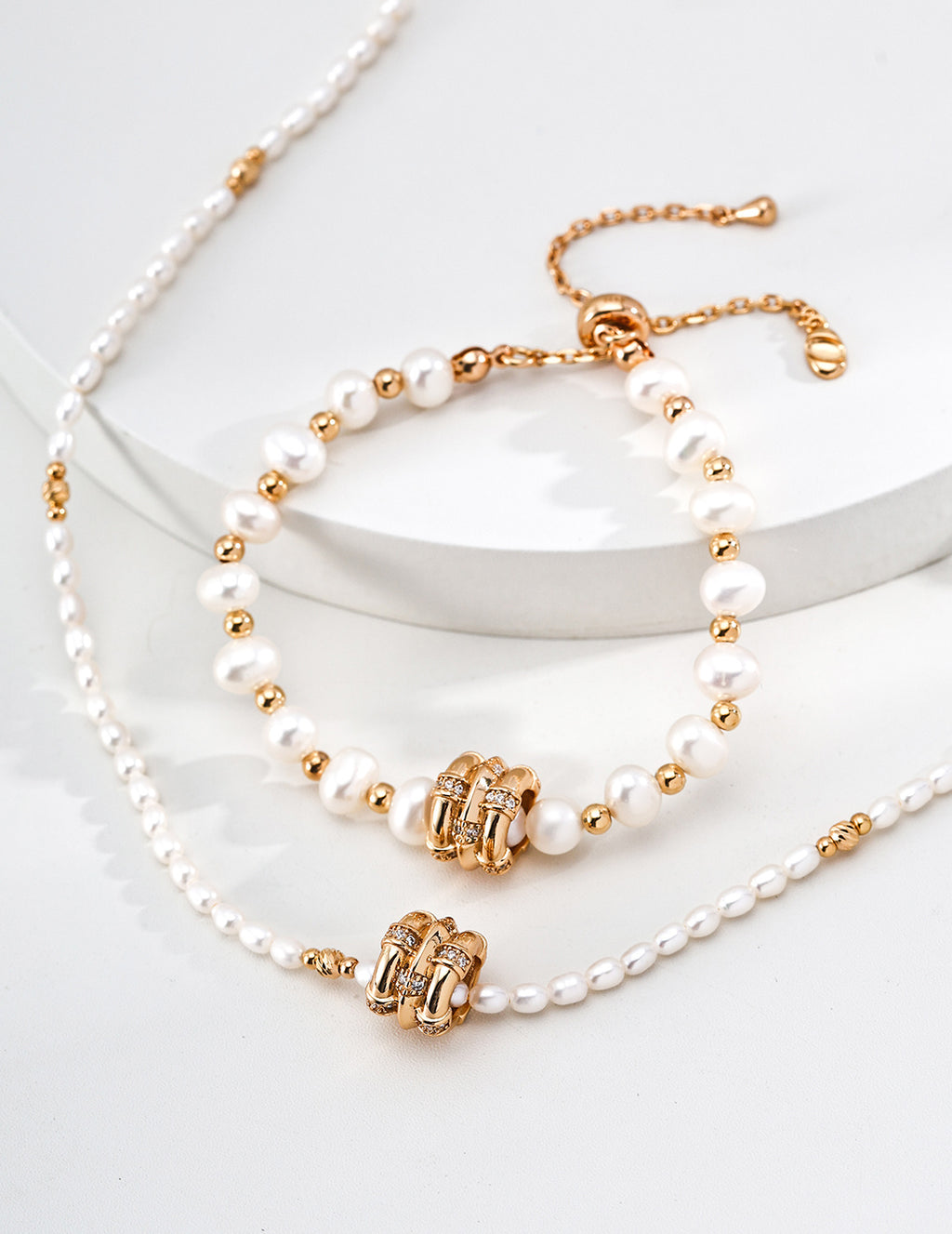 SENLORE Star Wheel Pearl Necklace – Front View