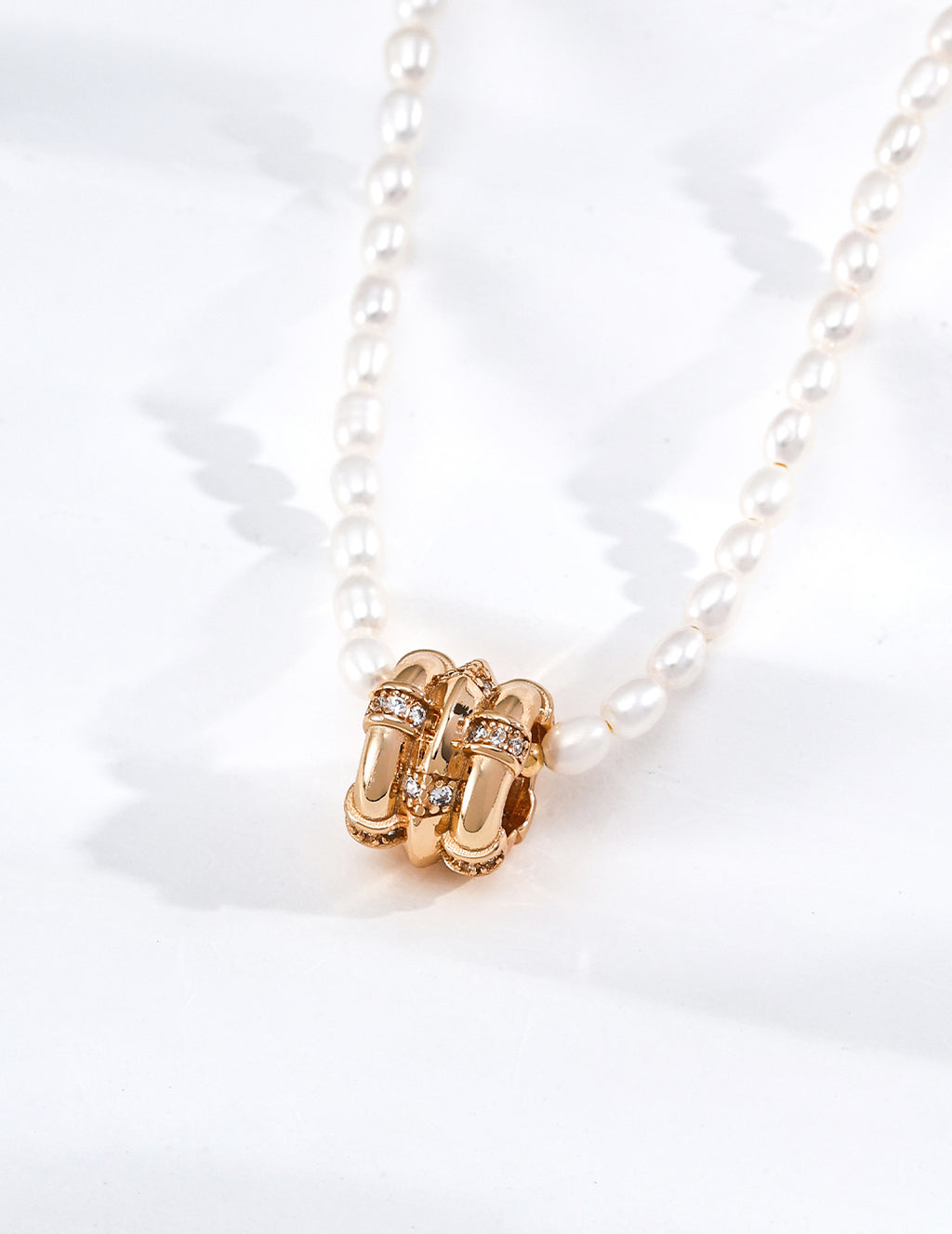 SENLORE Star Wheel Pearl Necklace – Detail Close-up
