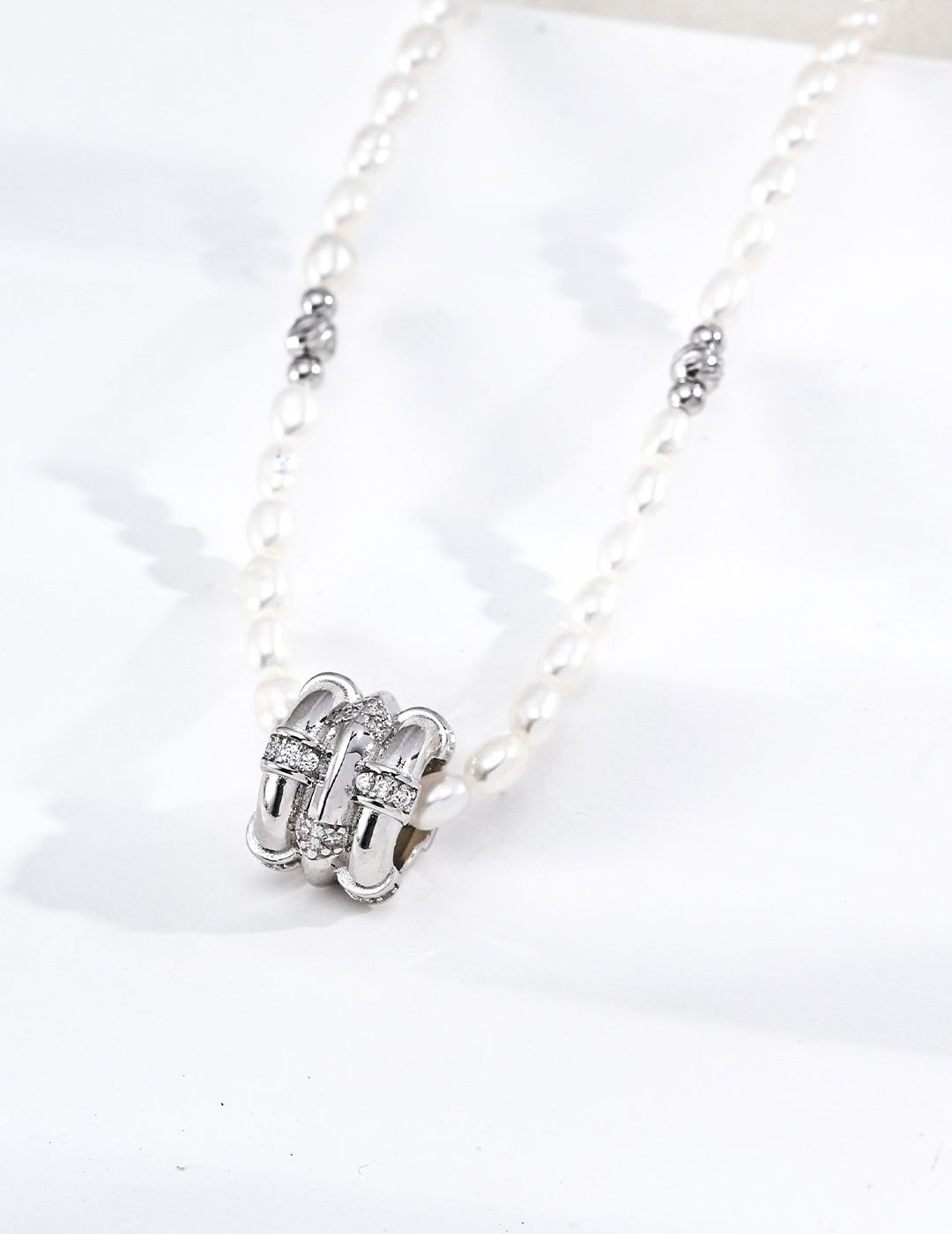 SENLORE Star Wheel Pearl Necklace – Side View