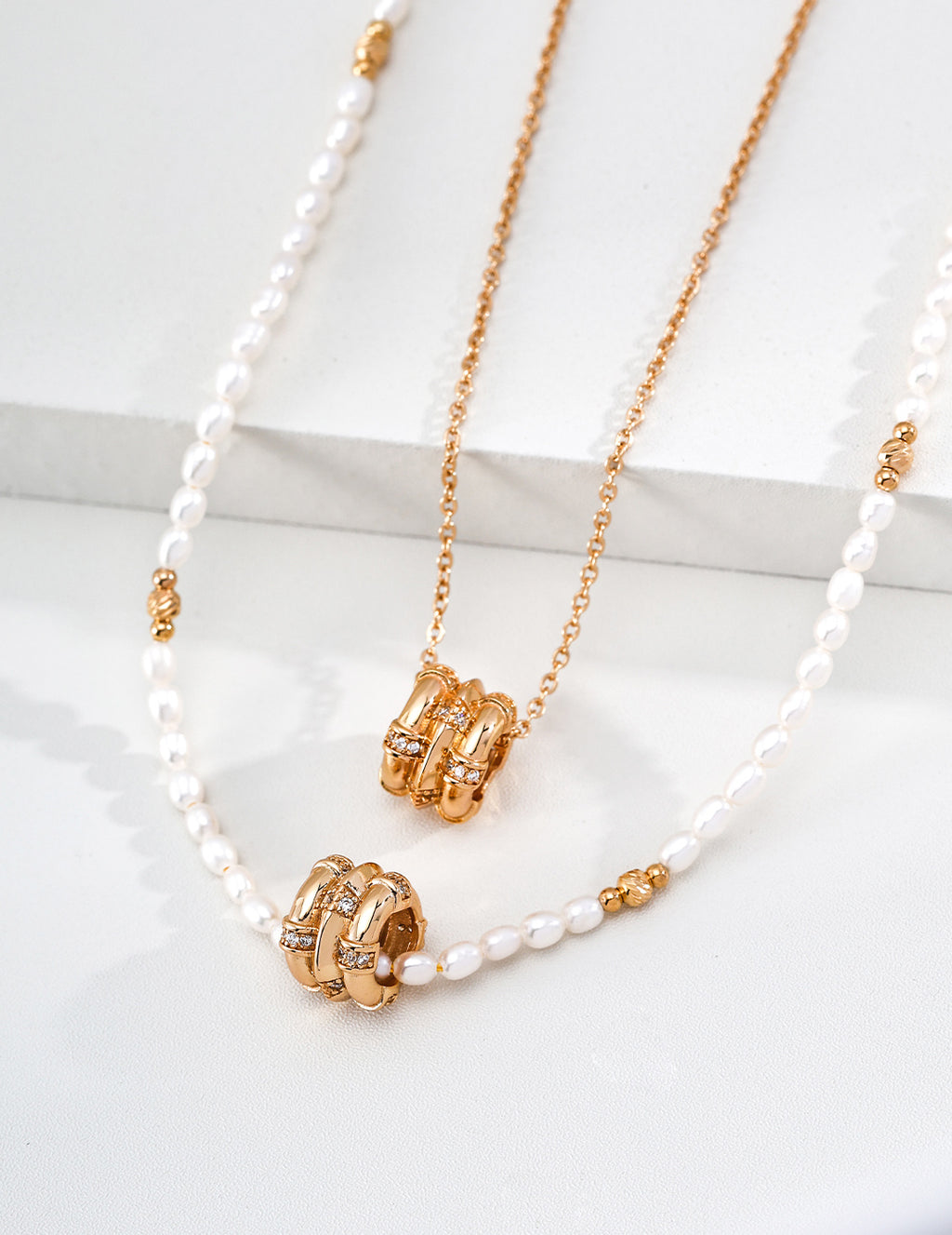 SENLORE Star Wheel Pearl Necklace – Lifestyle Shot