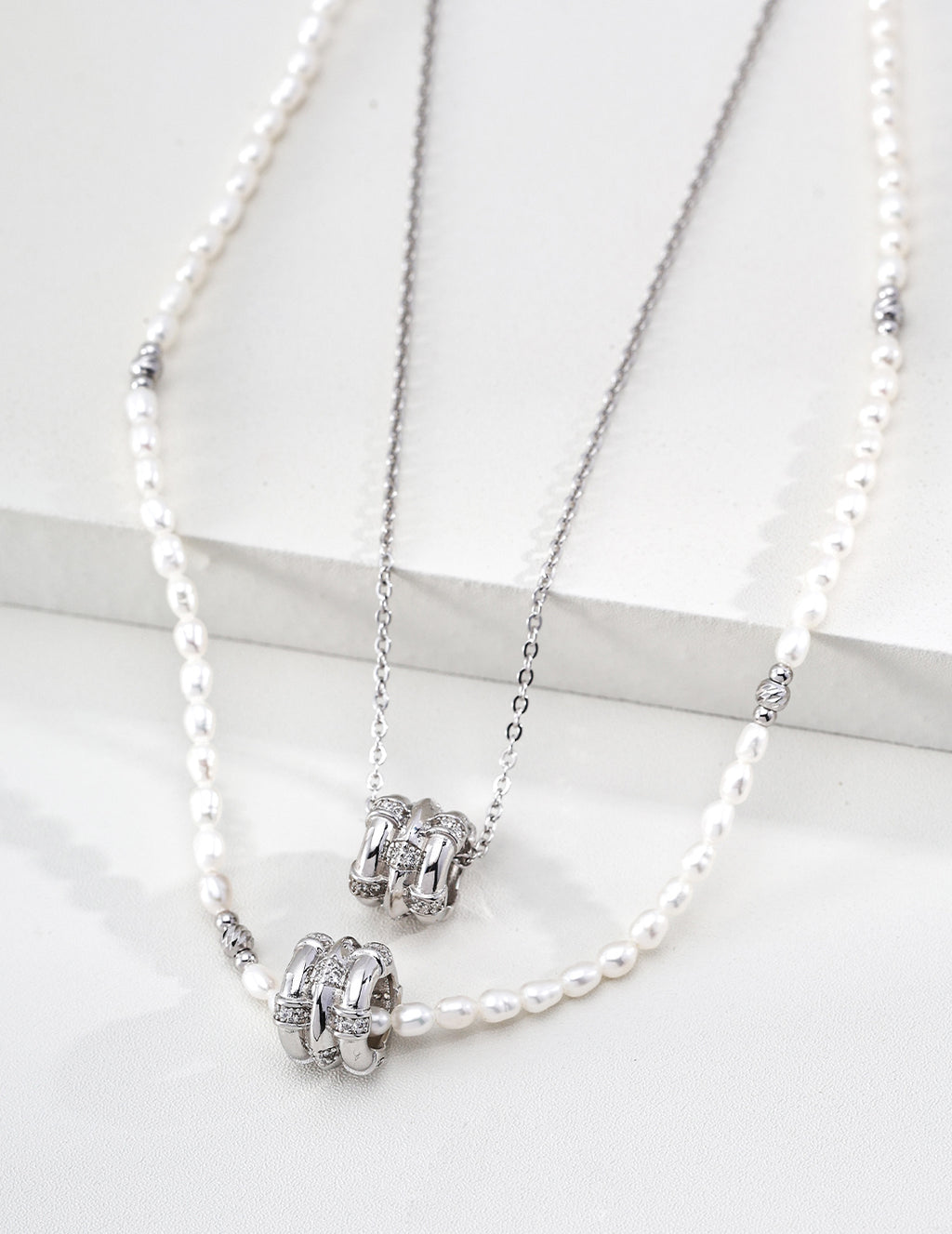 SENLORE Star Wheel Pearl Necklace – Lifestyle Shot