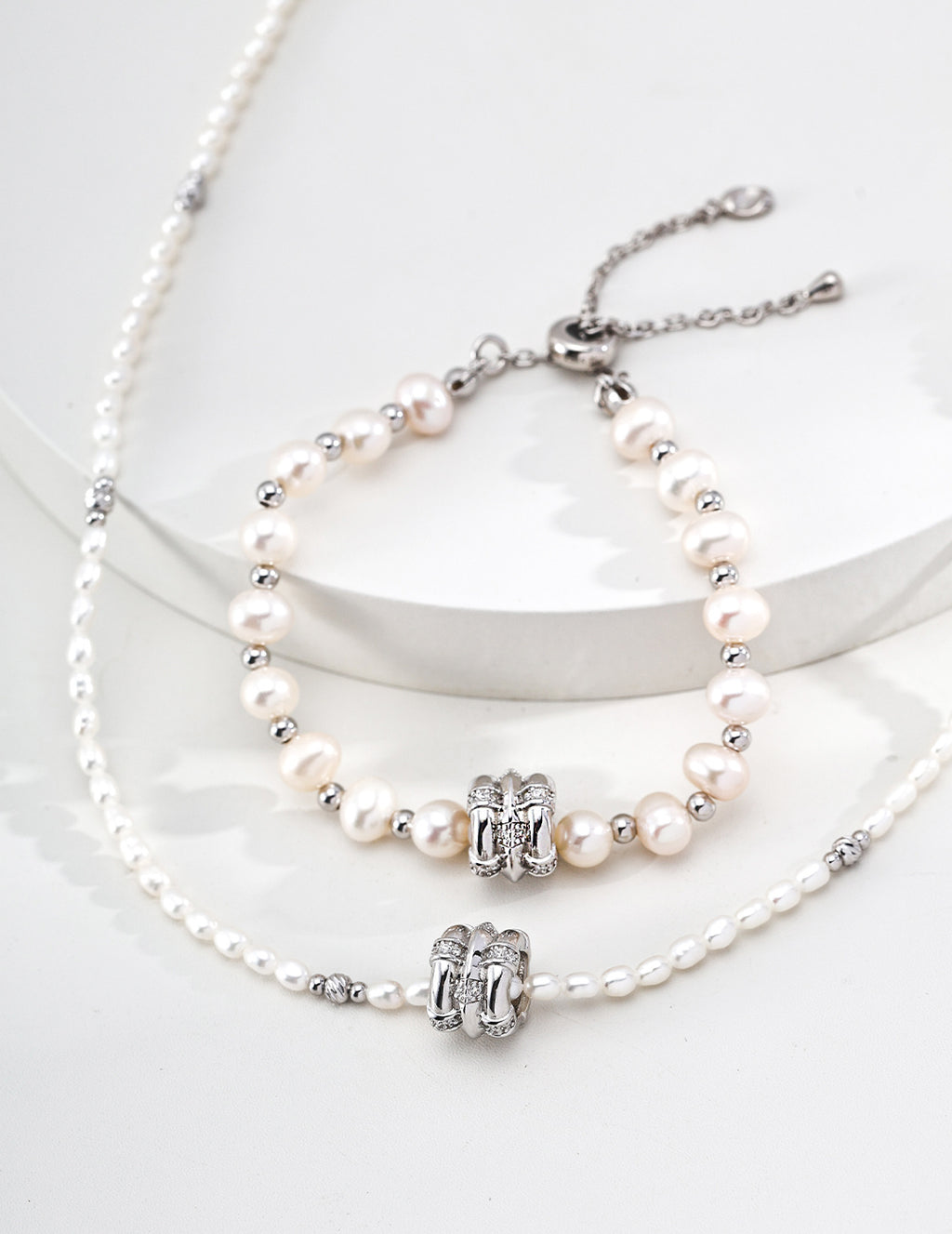 SENLORE Star Wheel Pearl Necklace – Lifestyle Shot