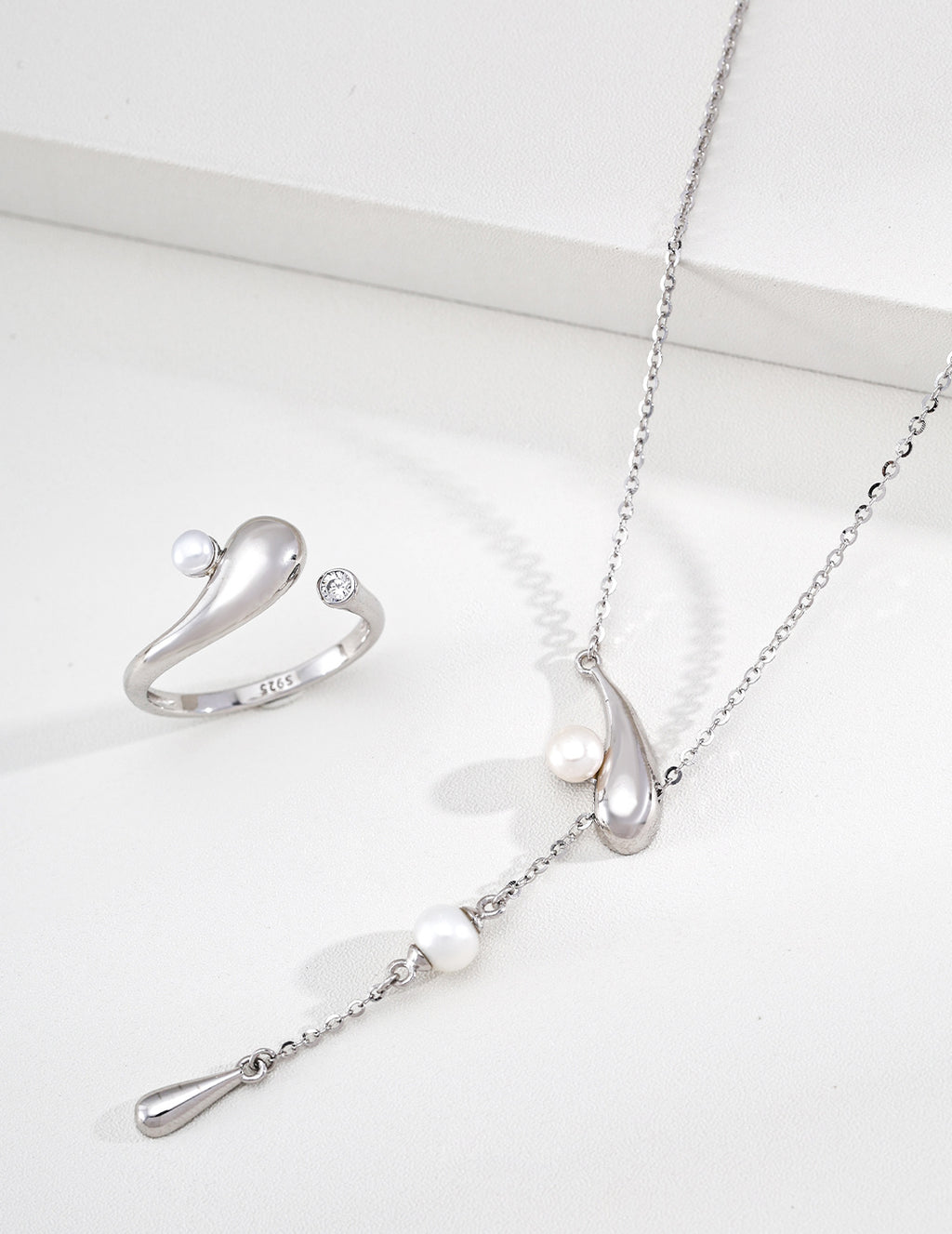 SENLORE Meteor Necklace – Lifestyle Shot