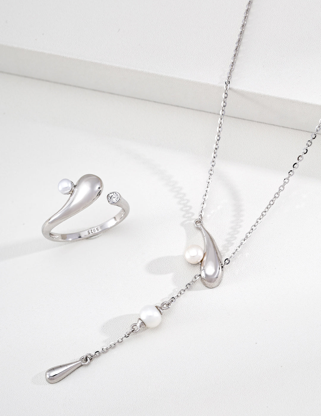SENLORE Meteor Necklace – Lifestyle Shot