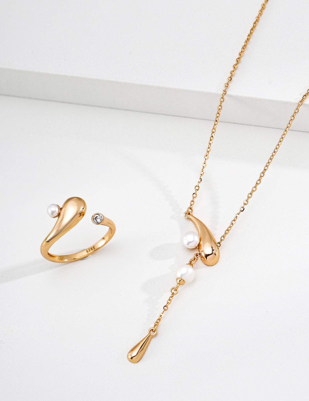 SENLORE Meteor Necklace – Lifestyle Shot