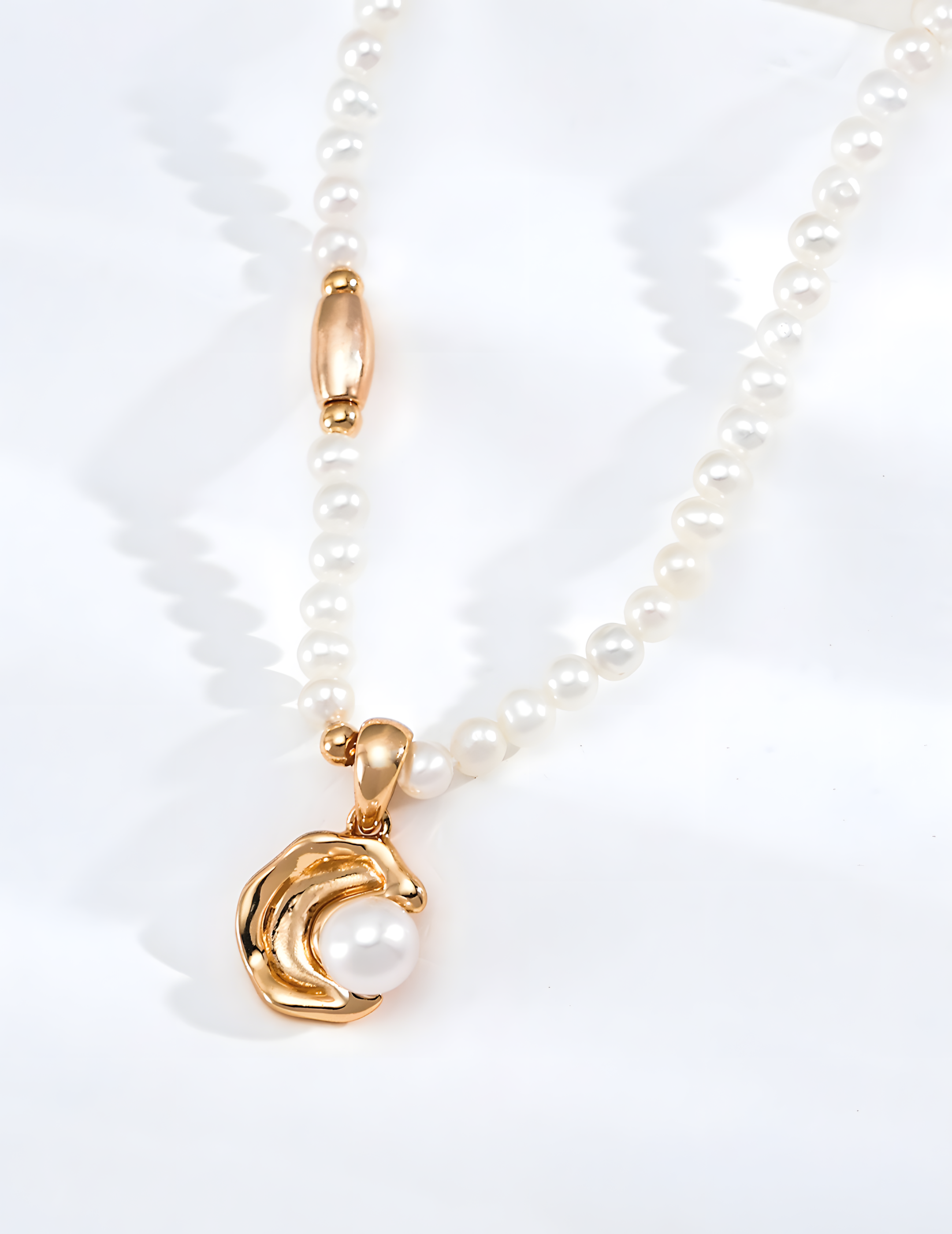 SENLORE Crescent Pearl Necklace – Front View