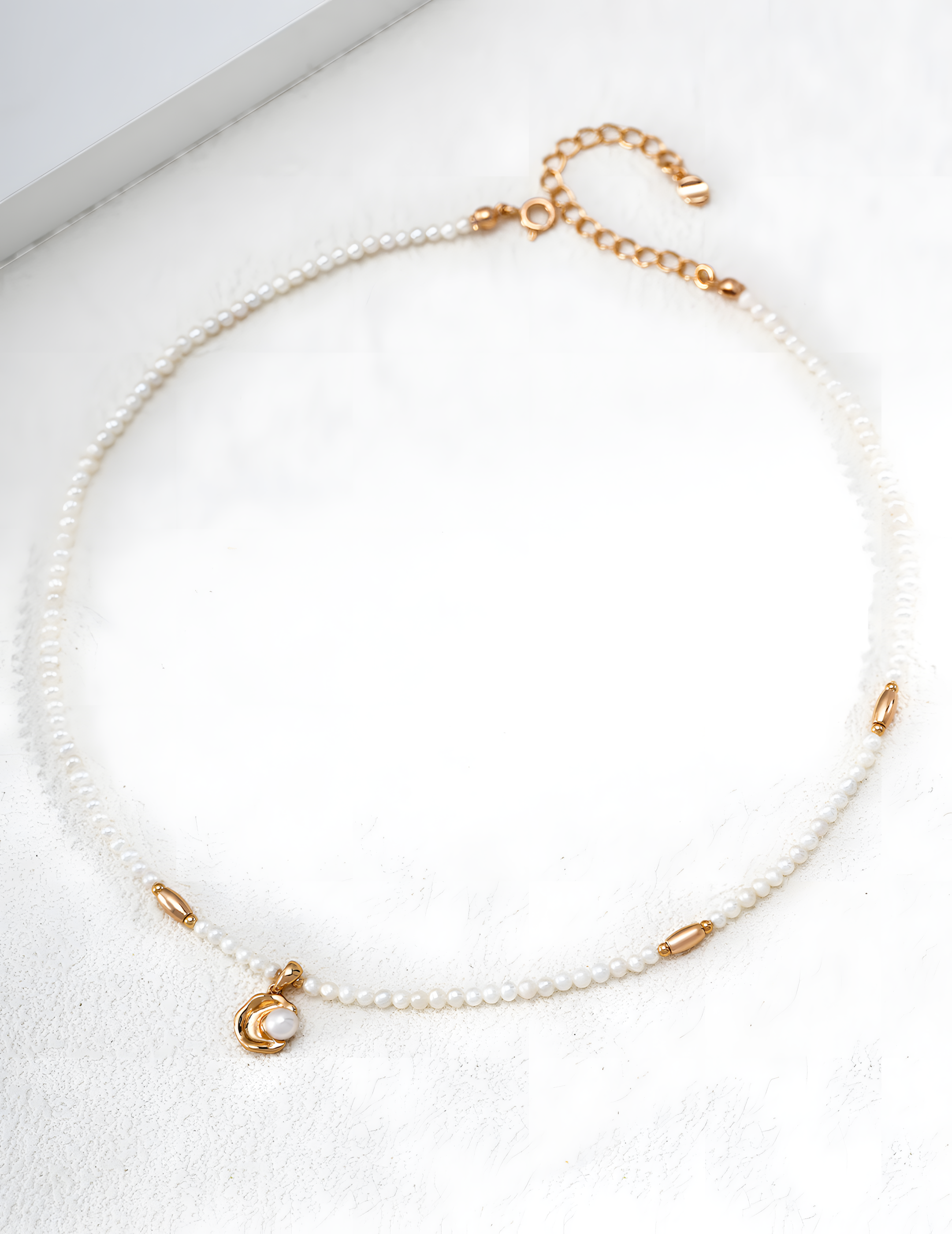 SENLORE Crescent Pearl Necklace – Detail Close-up