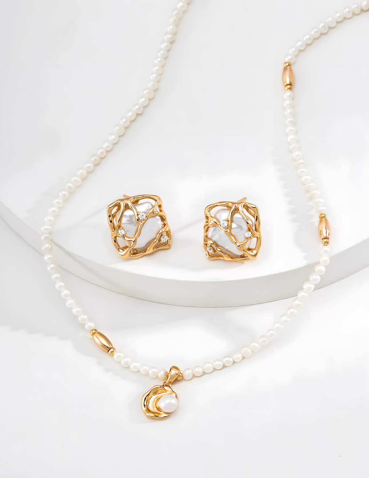 SENLORE Crescent Pearl Necklace – Side View