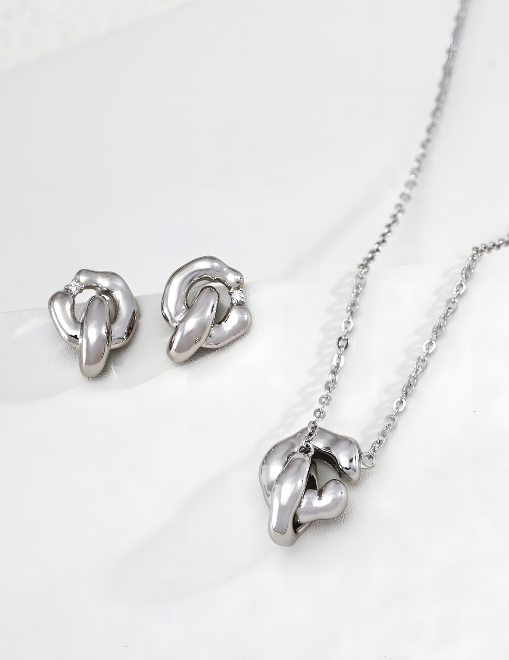 SENLORE Lucky Hoop Necklace – Lifestyle Shot