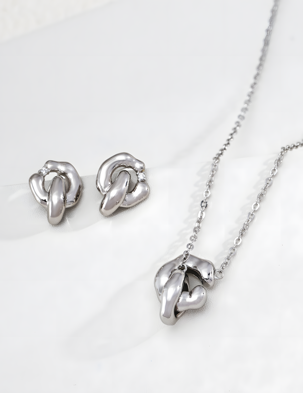 SENLORE Lucky Hoop Necklace – Lifestyle Shot