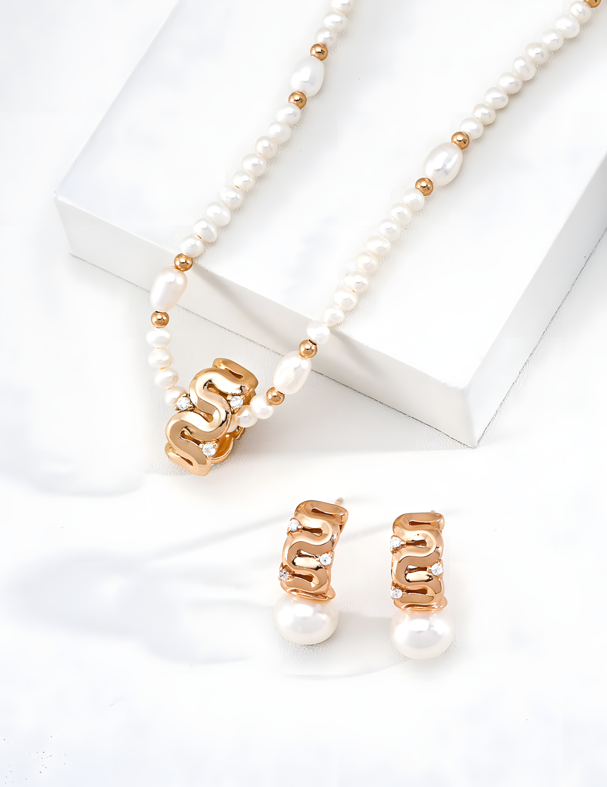 SENLORE Geometric Line Pearl Necklace – Detail Close-up