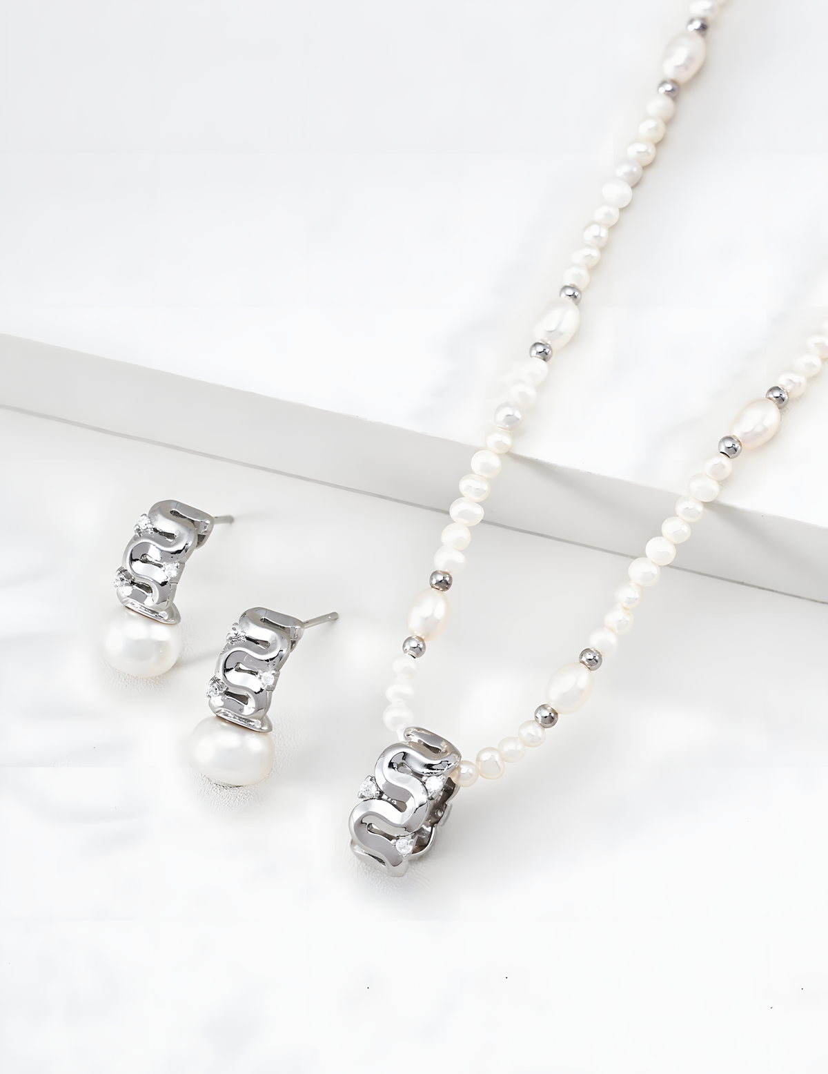 SENLORE Geometric Line Pearl Necklace – Lifestyle Shot