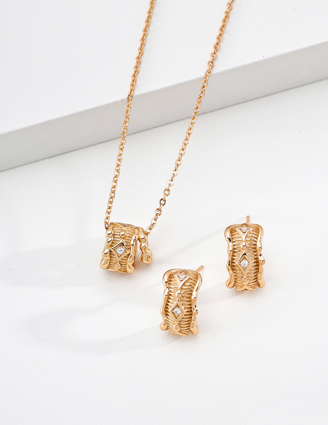 SENLORE Fluid Pearl Necklace – Front View